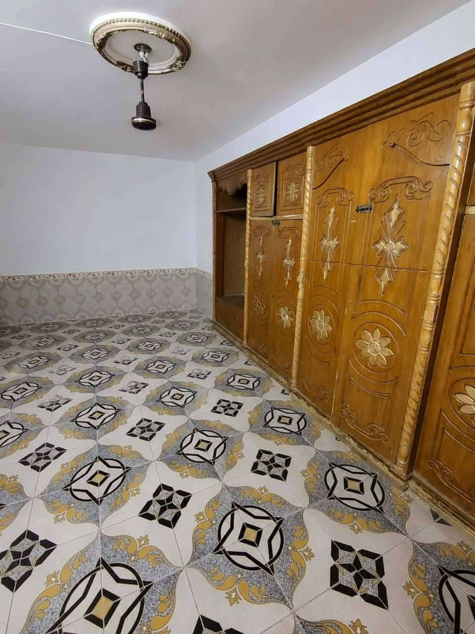 🏡 فرصة مميزة للبيع – بيت في السيدية 🏡
📍 الموقع: السيدية – قرب الشط، بين السراي والسيدية، بالقرب من جامع أبو الفضل.
📐 المساحة: 125 م²
🏠 البناء: سنة 2022 (بلوك شمال).
✨ تفاصيل البيت: • غرفتان
• صالة
• استقبال
• مطبخ
• منور
• حمام داخلي
• مجموعة صحيات خارجية
• البناء نظيف وجاهز للسكن، مع غرفة مبنية بالطابوق بالكامل.
💰 السعر: 55 مليون دينار قابل للتفاوض.
✅ يتوفر البيع بالأقساط: • المقدم: 40 مليون دينار
• القسط الشهري: 500 ألف دينار
🔖 رقم العقار: 3007
📞 للاستفسار والمعاينة والتواصل عبر واتساب: ***********
✨ لا تضيع الفرصة... بيت بموقع مميز، جاهز للسكن، وبسعر مناسب مع إمكانية الشراء بالتقسيط.
