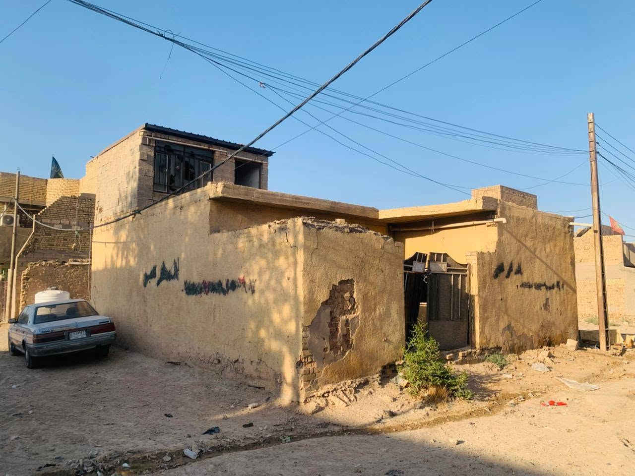 السلام عليكم
100متر مربعه ركن  مثل مظاهره امامكم بيها بناء بيها تعبان باسمي تحويل مباشر 
عنوانها قبل نهاية شارع الشمري 
للتواصل
***********
