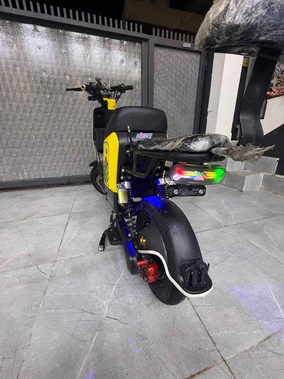 للبيع ماطور شحن
نوع R9
5 بطاريات فول
موديل 2025 
شركه ونلي احسن شركه
دراجه كامل كلا حساسات ونضيفه 
اي عيب مابيها شرط الفحص حيل حلوه ومرتبه
لون ليموني 4 سرعات سرعه 109 طياره ولله
اشاير نضام R  بك كلا شغال 
لايت دبل اشاره مابيها اي نقص شغل وطلع
سعرها 425 وبيها مجال 
للتواصل خاص 
او اتصال *********** بي واتساب
