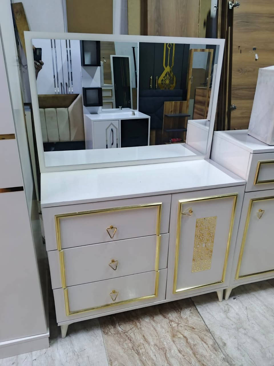 غرفه للبيع ١٠ قطع سعر ٩٠٠ بيها مجال ***********
