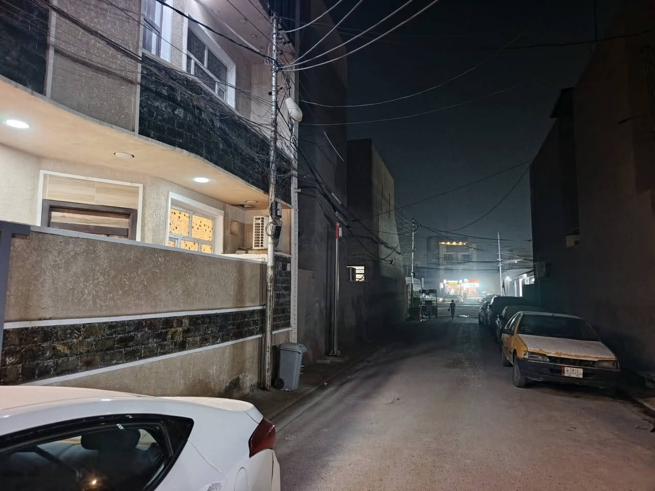السلام عليكم للبيع بيت مساحة ١٠٠ م واجهة ١٠ متر نزال ١٠ متر بناء حديث صنف الارض زراعي ملك صرف  يحتوي على 
غرف نوم عدد ٢ كبيره 
مطبخ وصالة مشترك مساحة واسعة  
مطبخ حار 
استقبال ٨.٥×٥ بالامكان فصل غرفة نوم منها لتصبح استقبال وغرفه نوم 
صحيات داخلية عدد 2 
صحيات خارجية 
البناء والمواد درجة اولى سقوف جبس بورد انارة مخفية 
موقع البيت الشعب مقابل محطة وقود سما بغداد عالشارع الخدمي 

المنطقة خدمات متكاملة مجاري، وتبليط وانترنيت ومولد سحب ذهبي صيف شتاء مستمر 
السعر١٨٥  مليون وبي مجال للتواصل ***********
