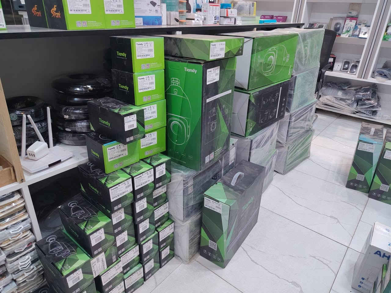 السلام عليكم
اخوان عندي هذن الكاميرات المراقبة نوع Tiandy  كلها IP و صوت 
يرهم على كاميرات الهيكفجن 
مجموع 140 كاميرا و جهاز ، بيهم 17 قطعة ptz  

ابيع الكمية كلها 
اذا شراي خابر الرقم
***********
مكان الكاميرات (كركوك).
