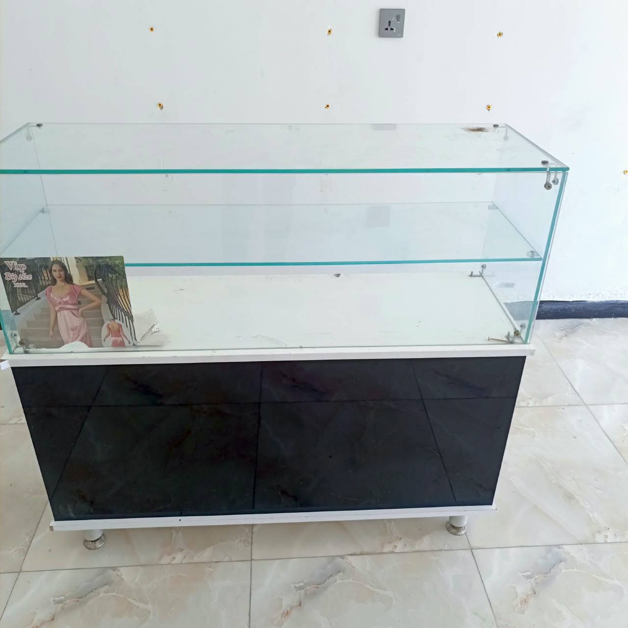 سلام عليكم كنتور للبيع طابقين عرض مالته 120س وارتفاعه مترتين و30 داخل وخارج صاج سعره 150 وهذه ميز هم للبيع نضيف كلش سعره 60 مكاني كربلاء ملحق الفارس اي استفسار ع هذه رقم.  ***********
