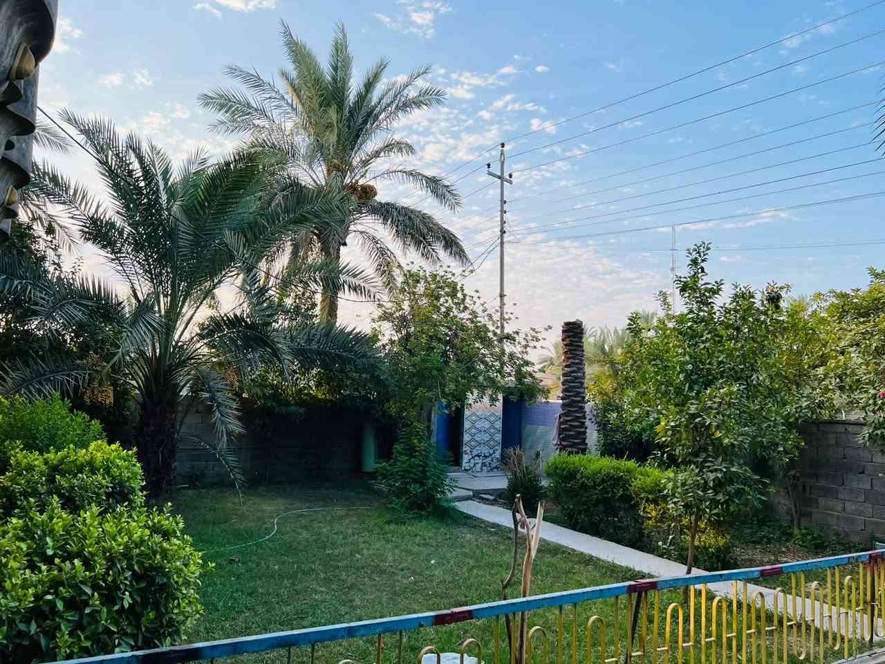#للبيع قطعة ارض مساحتها 800 متر فيها دار مساحته 300 متر مضيف 12*5 و ثلاث غرف 6*4 سويت و 5*4 و 4.5*4 وصاله 8*4 ومطبخ 3.5*5 وصحيات داخليه وخارجيه مع طارمه كبيره 4*17 يصلح مضيف او موكب للزوار او سكن حسب الرغبه يبعد عن شارع كربلاء _ بغداد 100 متر على شارع 10 متر يربط شارع بغداد مع السده والمحاويل مع وجود كافه الخدمات مدارس ابتدائيه ومتوسطه ومستوصف صحي وماء وكهرباء
العنوان المسيب ناحيه سوراء هورحسين سابقا عمود مقابل حسينيه الامام الحجه عمود 565
السعر 300 مليون وبيه مجال 
للتواصل ***********
