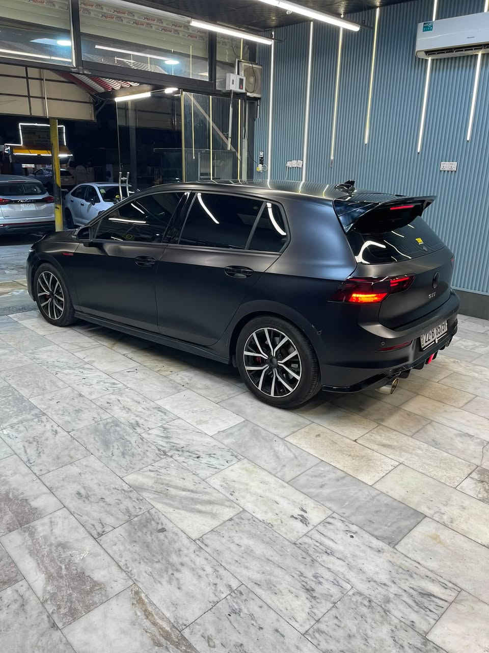 سعر(( 165)) ورقه وبيه مجال بسيط
*********** 
عندي فولكس واكن كولف 2022 GTI وارد أمريكي رقم اربيل جديد وسنويه تظليل 80 ‎%‎
فول مواصفات بس كشنات مو جلد
ماشية 40 
محرك ٢٠٠٠ تيربو ستيج وان مزوده وكامله
سياره رياضيه فصلة صوت مميز
لون اسود سياره مسويه اسود مات ومغلفه كله BDF يم مركز TAN
السيارة بيها إضافات وتزويد ومصروف عليها 
اضاءة ليد داخلية مع إمكانية تغير اللوان الدشبول بالكامل
سياره بنراما 
لايت لد وعالي وناصي زنون 
كشنات كهرباء وعادي 
معظم الداخل لمس 
رادارات جانبية وأمامية خلفية 
توقف ذاتي 
‏شاحن لاسلكي
شاشة ديجتال
وهواي بعد مواصفات تكدرون تبحثون عنها 
الحادث حيل خفيف جاملغ بارد ولبنيد نفسه مصبوغ بدون اي دواخل شواصي لغود سليمة كل شي بالداخل سليم بيه ايرباك ستيرن وراجع بلادي
والسيارة على وضع الشركة وصور الحادث موجودة 
 سياره جاهزه ما بيه برغي نقص راح اعرضها بسعر جدا مناسب يمكن الأنسب بالعراق 
165 ورقه وبيها مجال بسيط
مكاني بغداد الكرخ والسيارة باسمي
