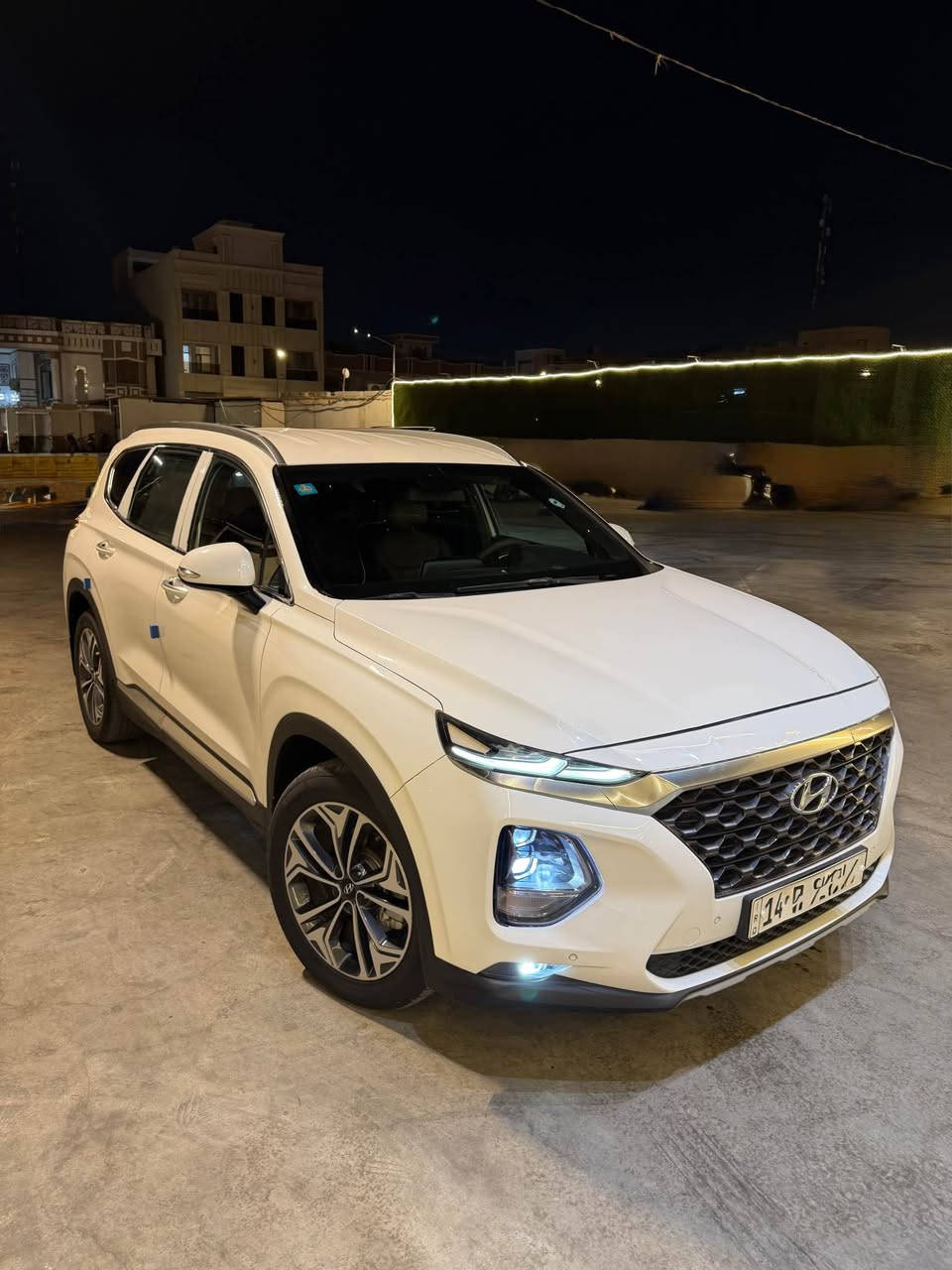 سلام عليكم هونداي سنتافي مديل 2019 خليجي بيه جاملغ الامامي الايمن صبغ بدون ضربه بدون دواخل وبيه تكشير بسيط وسويته على كده الباقي كفاله مكينه وكير وحداديه وتبريد مكفولات مكنيه وكير بلاد على وضع الشركه مكينه 6 سلندر السياره ماشيه 92 الف السياره فول موصفات 1/1 ماعده البانوراما السياره جاهزه مابيه اي نقص السياره رقم بصره الجديد سنويه جديده هزه جديده شرط التحول 
مكاني بصره📍
السعر 188$
الاستفسار *********** البصرة, العراق
