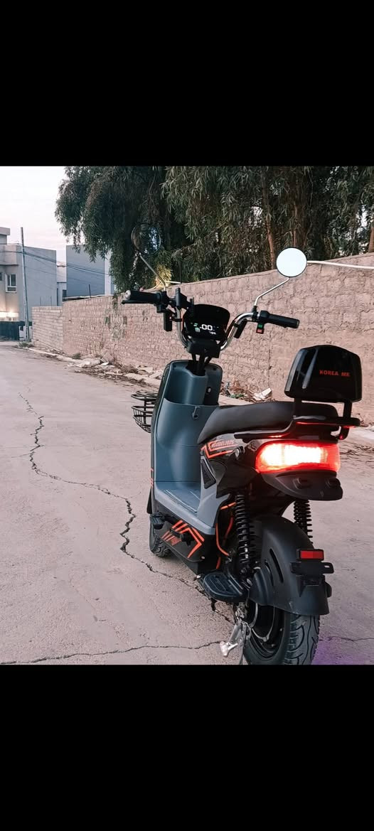 السلام عليكم🛑🛑للبيع دراجة شحن korya mr
 حجم 16 
المواصفات:🛵⚡
 1- تاير حجم 300/10 🛞✅
2- ملف 1200وات ⚡
3- بريك بنص 💯بنضام ABS(مانع انزلاق ) 
4-دبلات امامي خلفي 💯 
5- البطاريات ⚡اربع4 اخو الجديد 💯
6- يمشيك من 35-40 كيلو 🛣️
7- سرعة 85 🔥✈️حقيقي 45 💯 
8- لايت زينون 🔆اشاير ➡️⬅️ مع دبل اشارة🔺+هورن + 4 سرع (نمرات)💯
9-شاشة ديجيتال 🖥️قرائة آي اعطال 
10- مثبت سرعة 💯🔥
11- صندوق تخزين واسع + سلة امامية 🗑️💯
12- ستاند تلفون 📱مع منفذ Usp🔌
13-بلوتوث صوت عالي ◀️🎵
14- سويچ عدد 2🔑+ بصمة عدد 2🔸+ كارت nfc عدد2💯+ شاحنة اصلية 🔋
15- تشغيل عن بعد ⚡+ انذار سرقة 💯 
السعر :  325 الف 💵🟦🟦🟦🟦🟦🟦 🟦 
العنوان 📍موصل حي التعليم العالي 
رقم هاتف اسيا☎️📞 : ***********
