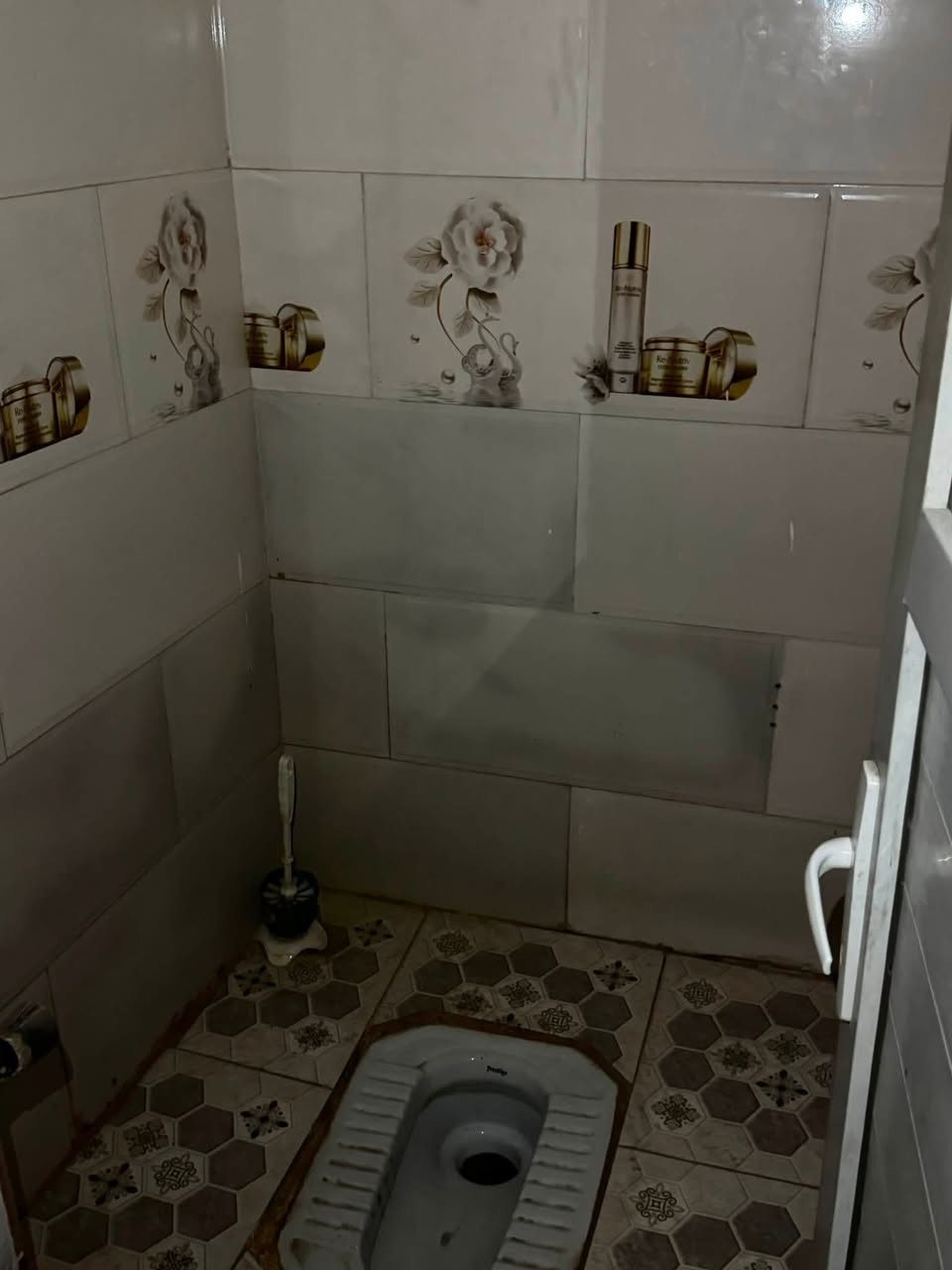 بيت للإيجار • الجمهوري مقابل جامع الحكيم • ٣ غرف