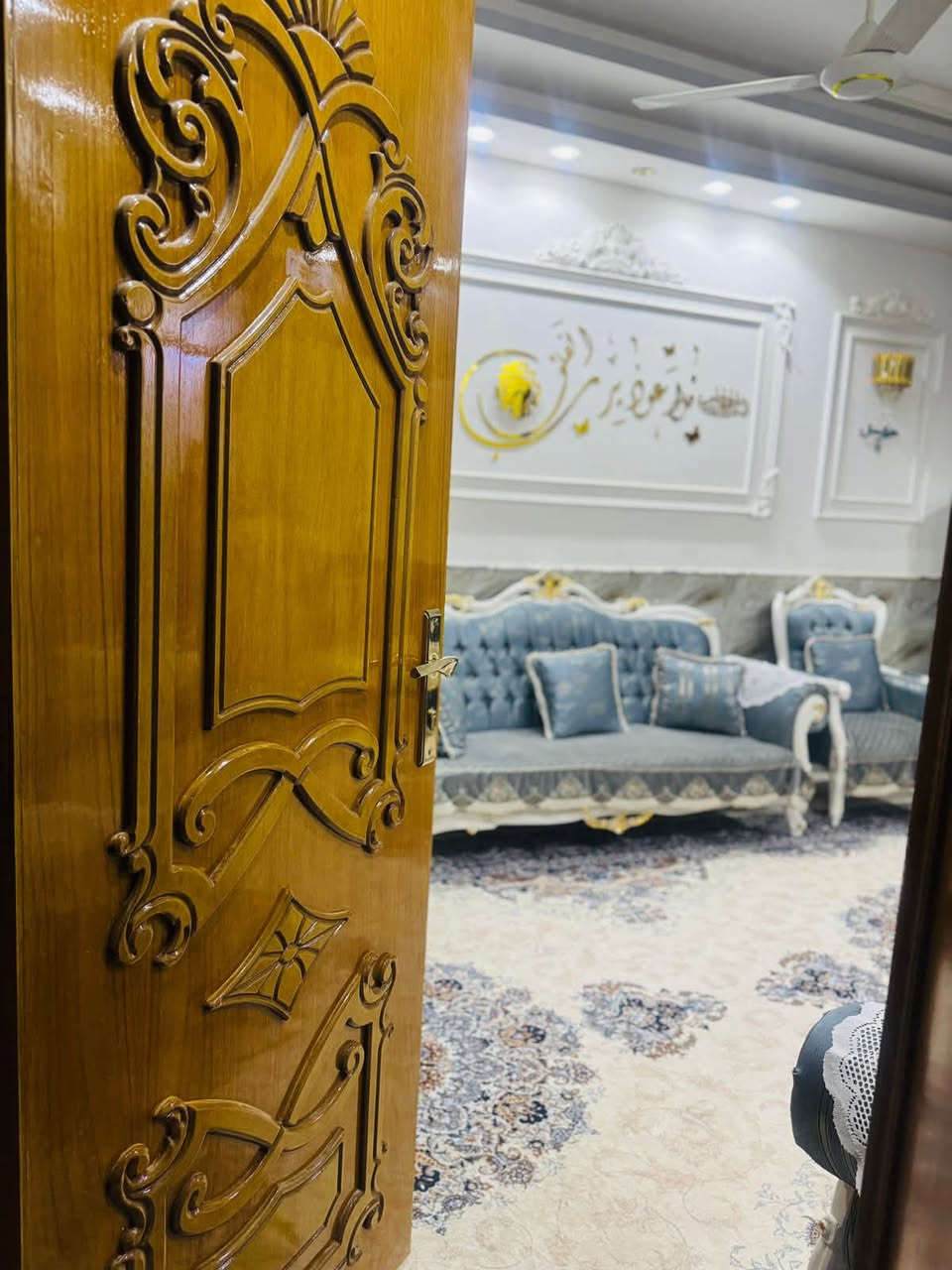 للبيـــــــــــــــــع 
بيت للبيع في (ابو جوعانه) شارع هدايانا، بناء درجه أولى، البيت ركن موقع ممتاز، المساحة ٢٠٠م، البيت طابقين ونص، يحتوي على، ٦ غرف نوم + أستقبال + صاله + مطبخ حار وبارد + ثلاث مجمعات صحيه +كراج سيارة + ثلاث اسطح، للاستفسار *********** بي واتس أب.
