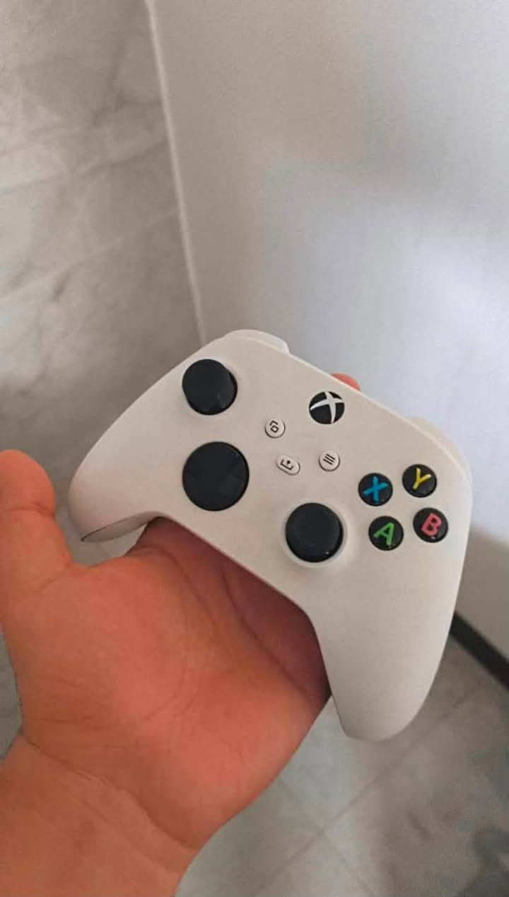 السلام عليكم
للبيع Xbox Series S 🔥

الجهاز نظيف جداً وما مفتوح ولا مصلح  
يجي وياه:
- يدة أصلية  
- يدة اضافية GameSir T7
- هارد خارجي 1 تيرا  
- قاعدة شحن لليدات 
- جميع الكابلات  

يشتغل بدون أي مشاكل  

السعر: 500 ألف (قابل للتفاوض للجاد)  
للتواصل واتساب فقط :-***********

الموقع: بابل
