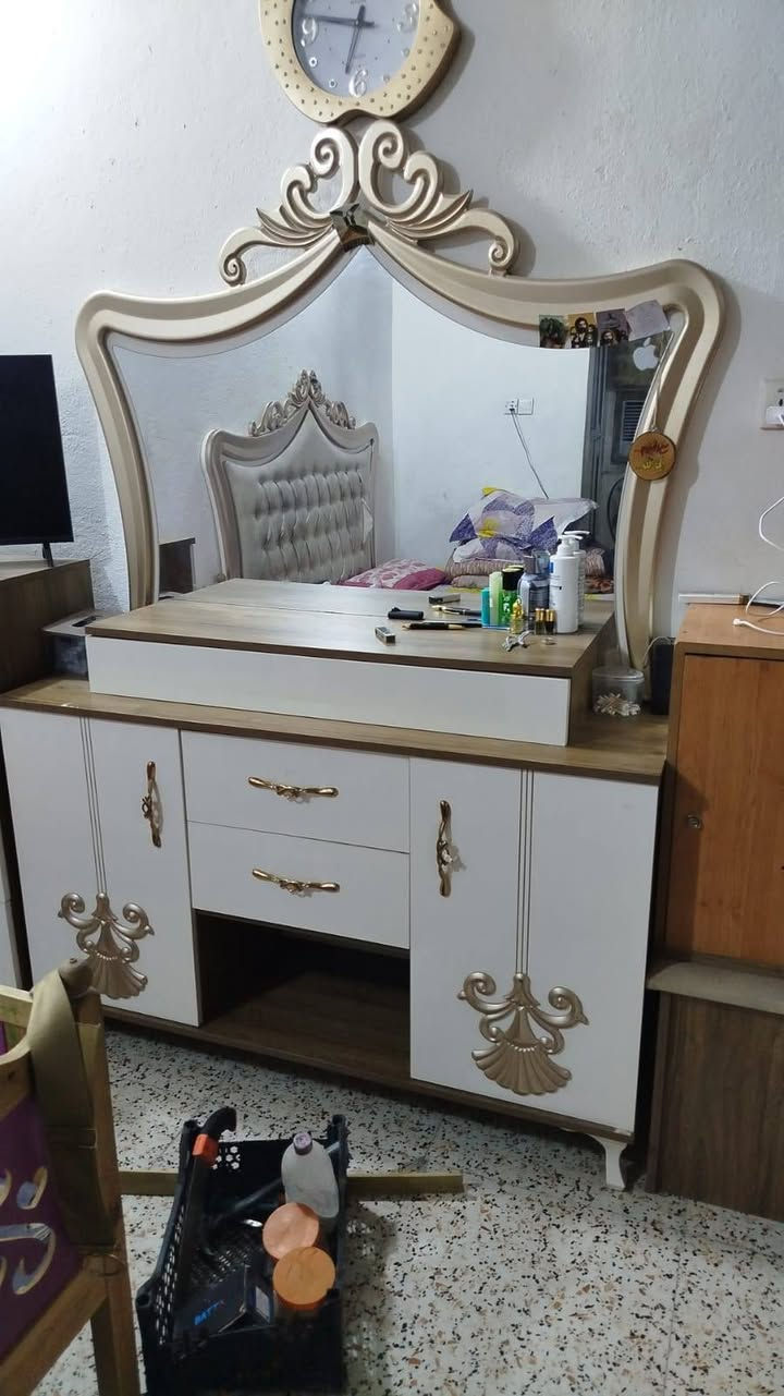 سلام عليكم من رخصه مدير الكروب المحترم غرفه ماليزيه وليس تركيه غرفه جديده بمعنى الكلمه غرفه ام ست أبواب بيع مستعجل المكان كربلاء السعر 1150 وبيه مجال للاستفسار *********** ***********
