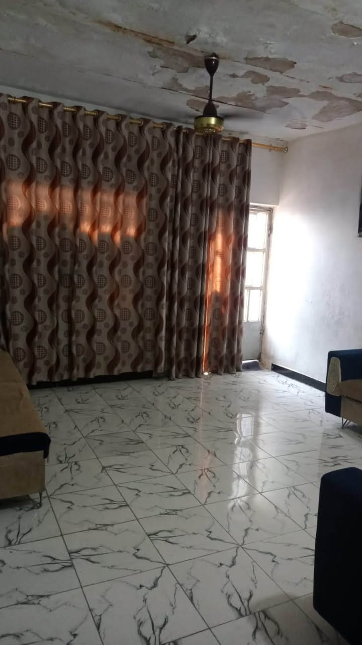 يالله بيت عله شارع لعام اول بيت ورة سياج الاخضر لبيت مساحه 100 واكثر ولبيت طابقين كل طابق معزول يعني تريده مشتمل واحد تريده ثنين للبيع السعر 70 وبي مجال بسيط للستفسار الاتصال ‏‪***********‬‏

