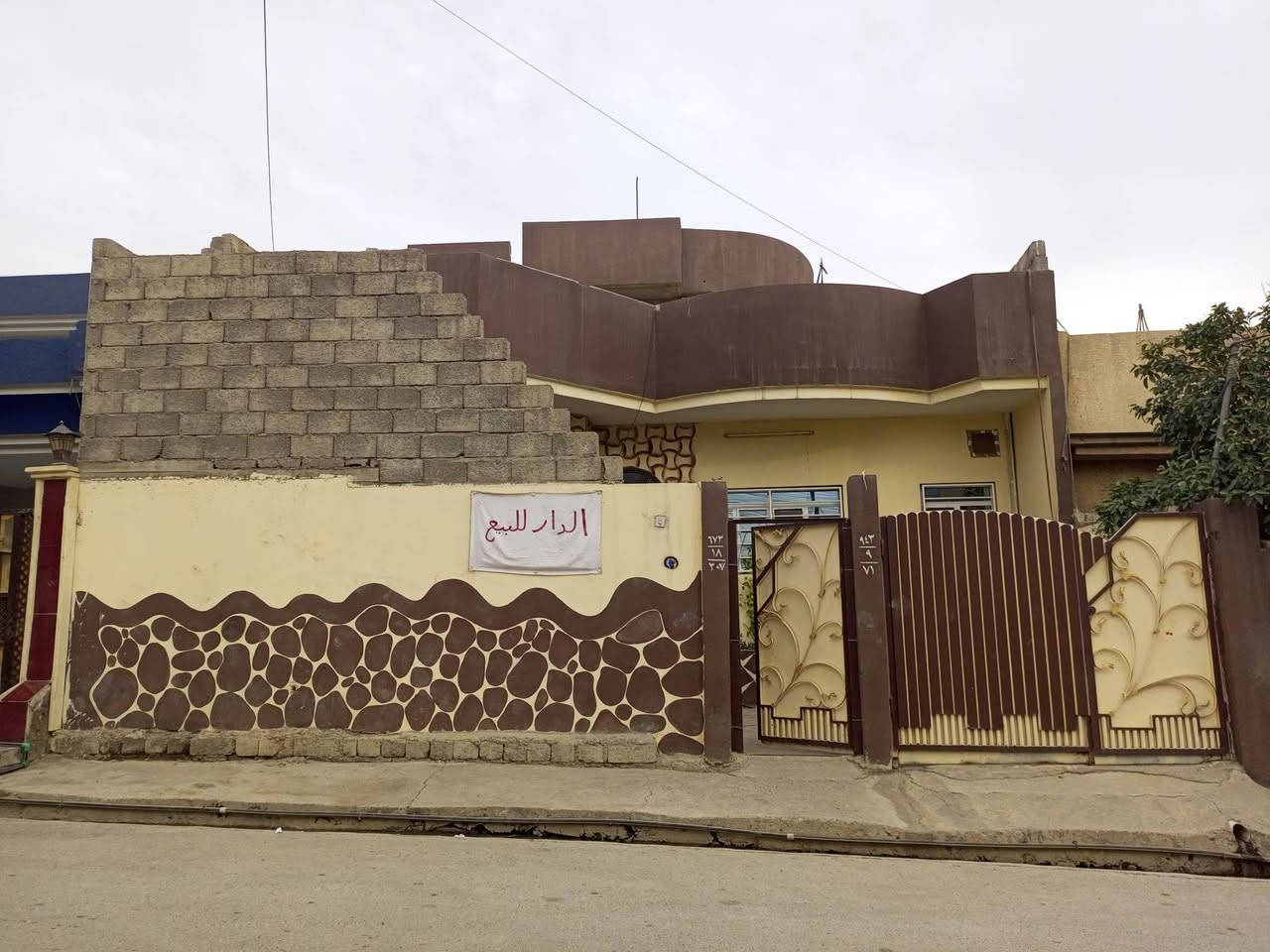 دار للبيع 200 متر نهاية الكرامة جمعية الحدباء طابق واحد غرفتين واستقبال وهول ومطبخ ومناور 2 ومشتملات داخلية رخارجية ودرج دوار داخلي ودرج خارجي وببتونة معمولة غرفة #*********** السعر 135 وبينو مجال

نص مكتوب في الصور:
- PRO Live View متوسطة جابر بن حيان للبنين قاعة ابطال الكرامة للرشاقة وبناء الاجسام Potato Stores مخازن البطاطا Google Address: 6Q7+6GM، وى محافظة، العراق