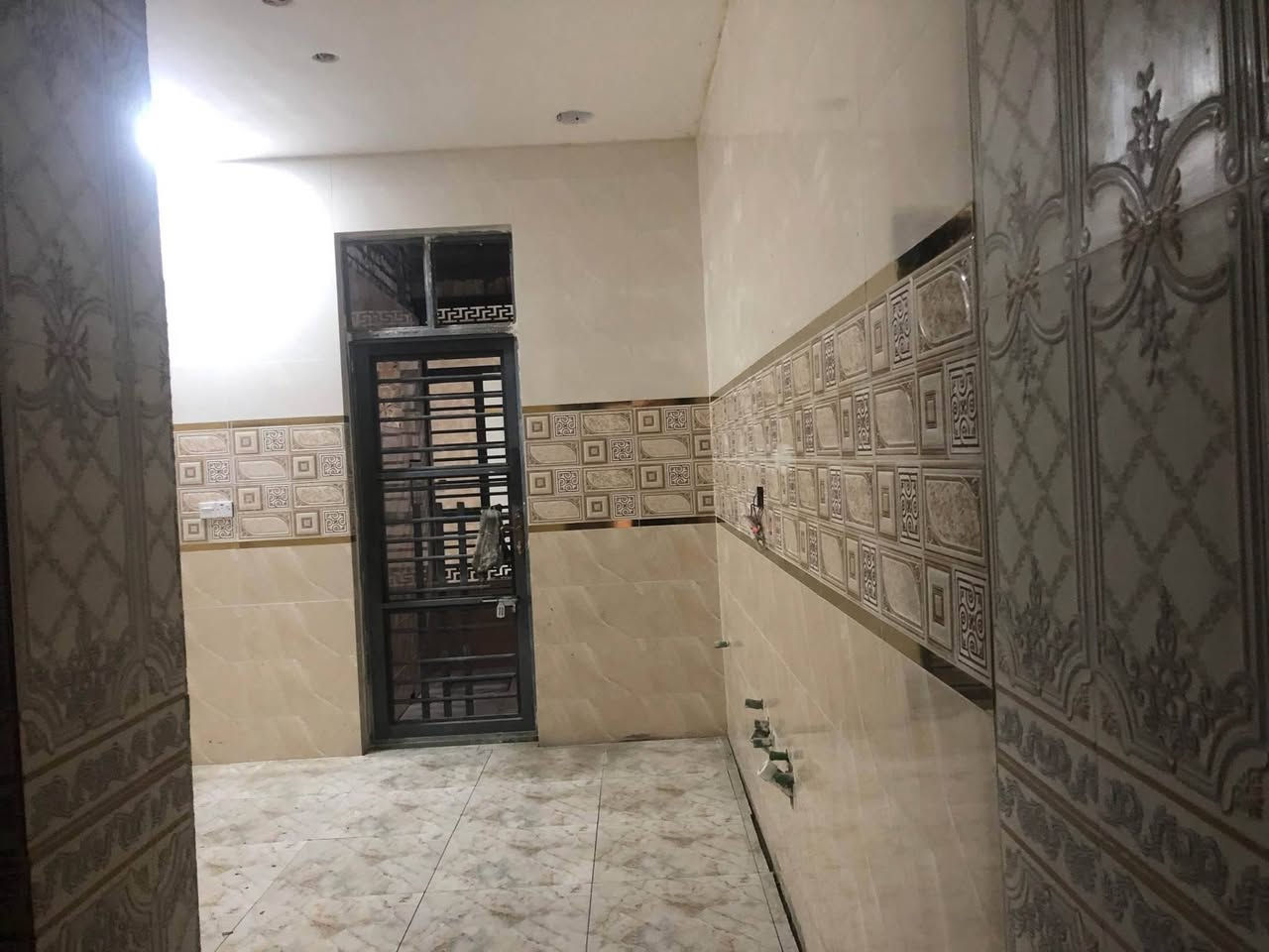 بيت بالمشتل شارع الجامع  بدايه الشارع 
مساحه١٦٥متر نزال٢٧ونص واجهه٦متر
بناء حديث مسلح سنه٢٠٢٣
خمس غرف نوم حديقه وكراج  ثلث طوابق ثلاث حمامات
 سعر متر ب٣و٢٥٠وبي مجال
رقمي بي واتساب  لباقي التفاصيل راسلوني 
*********** بغداد, العراق
