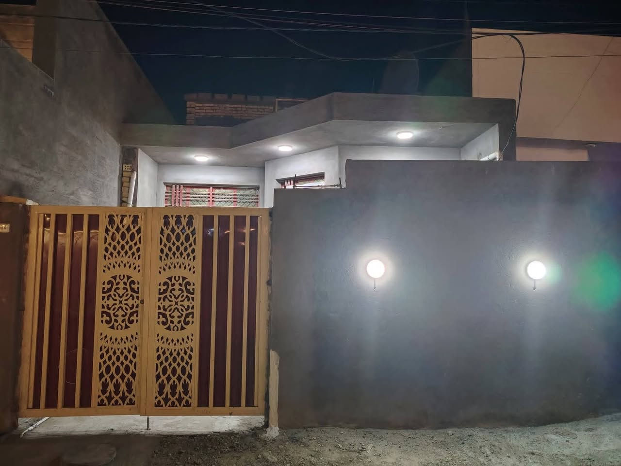 السلام عليكم مشتمل للبيع في حي الغدير طابو صرف مساحة ١٢٥ بناء حديث غرفة وصالة ومطبخ واستقبال أرضية رفت ملبوخ بالكامل داخل وخارج سمنت فقط الغرفة بورك بناء طابوق سكف مسلح السعر ١٠٠ وبي مجال للاستفسار ***********
