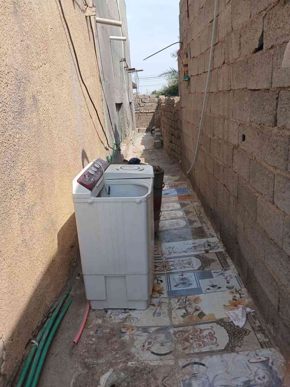 السلام عليكم***********
بيت مساحه 400 م بيه 6 غرف نوم واستقبال ومطبخ وصحيات داخليه وخارجيه بناء طابوق كله عكاده مسجل بلبلديه حي الحسين مقابيل ابو نور لسيراميك قرب المدرسه الصينيه اتصل وبيك خير وتدلل
