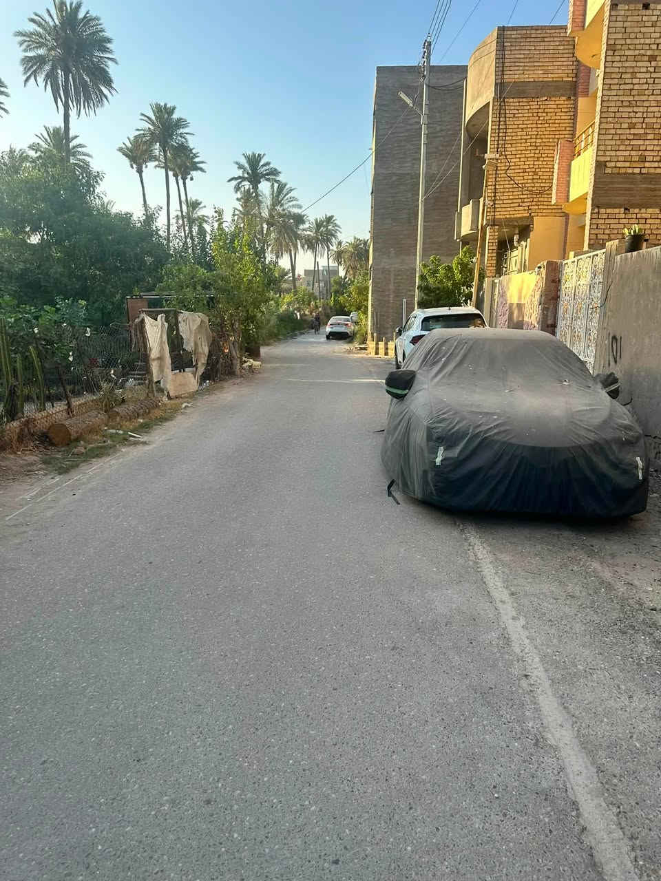 سلام عليكم للبيع بيت 100 م منطقت الدهاليك شارع جامع حجي زهير يحتوي البيت على مدخلين صله اومطبخ اوصحيات  اوغرفه جوه وطابق الثاني كذالك خدمات كامله علماًالشارع كهربائه اسلاك مو ضفيره  عرض الشارع 7 متر مفصول يرهم استثمار اويرهم اخوان اثنين يكعدون بي البيت نضيف اومامتعوب 
هاتف ***********
