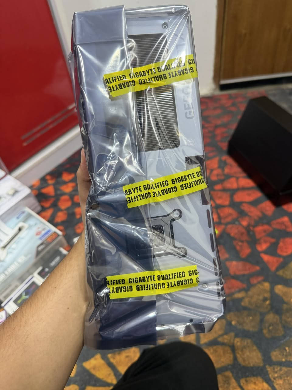 السلام عليكم 

كرت شاشة  👇🏻
▫️ GIGABYTE® AERO® RTX™ 5070 | 12GB | 3 FAN
📝 جديد 

▪ السعر: مليون و 250 الف 
▪ مكاني: بغداد - الأعظمية
▪ التوصيل: بغداد (5 آلاف) | المحافظات (6 آلاف)
▪ رقمي: ***********

