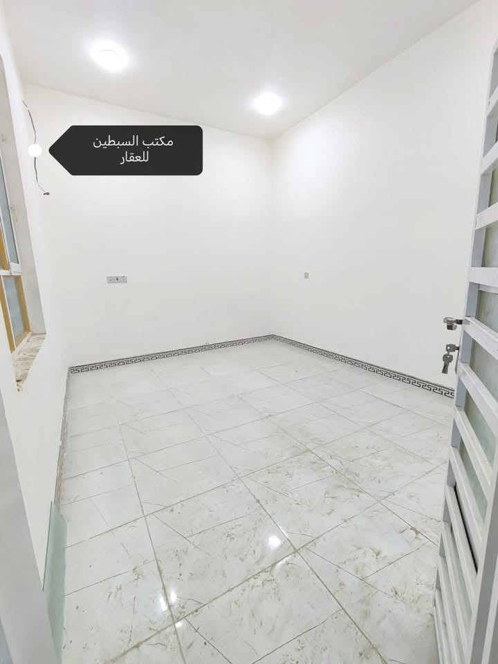 بيت مساحته ١٠٠ مربع ١٠*١٠
حولي الخصيمه مجمع حجي هندي قرب مكتب السبطين للعقار 
طابق واحد غرفه وصاله ومطبخ واستقبال وصحيات داخليه وخارجيه

‭***********‬ 
ب٦٥
