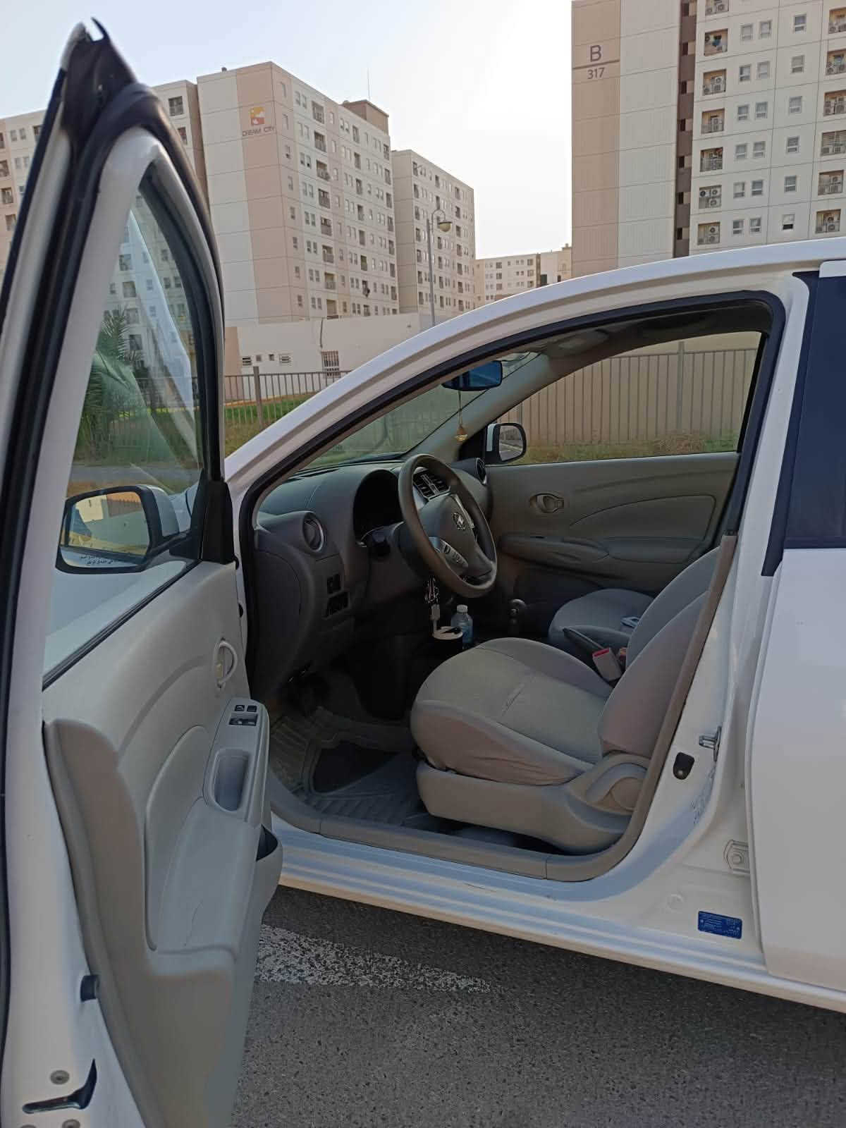 للبيع
نيسان سني هندي(بليته زركة) 
موديل 2020
رقم بغداد انكليزي بأسمي 
ماشية ٩٨ الف
صدر جديد
باتري جديد. 
بيها صبغ بالجاملغ الخلفي وقليل بالجنطة 
وبارد بسيط بالجاملغ الأمامي 
السيارة كل قطعها أصلية (بدون تبديل) 
مكاني بغداد 
سعرها ٩٨ وبيها مجال
سنوية بأسمي رقم بغداد
رقمي
***********

نص مكتوب في الصور:
- الجانب الايسر : بارد +رصعات ومعجون وخدوش
- الجانب الايمن :صصبغ معجون+بارد +رصعات وخدوش
- سونار الدحدوح