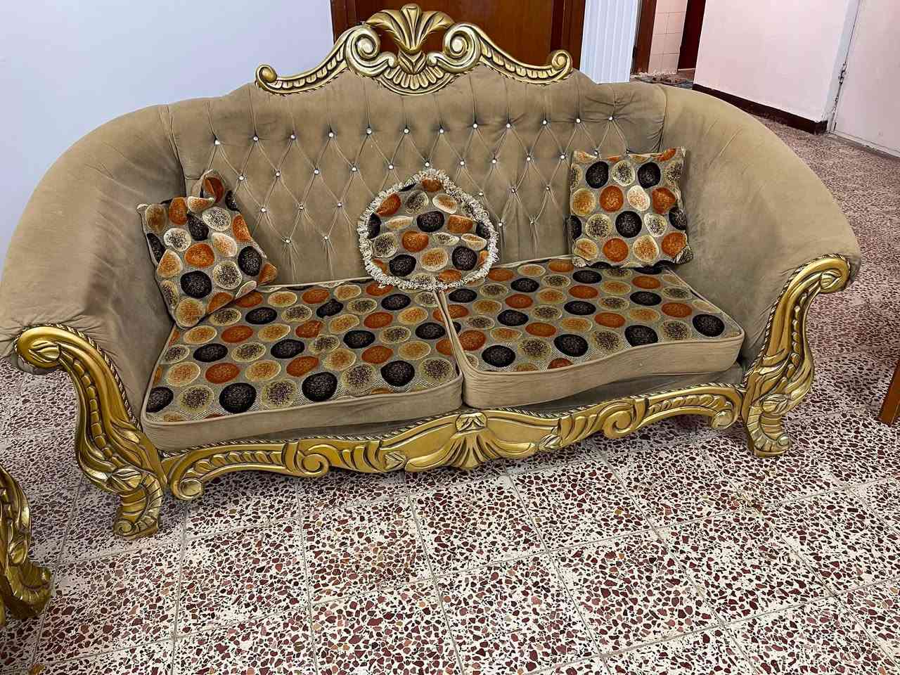 سلام عليكم تخم تركي 10 مقاعد للبيع (السعر 400 الف)وبي مجال العنوان بغداد حي الجهاد للاستفسار ***********@إشارة
