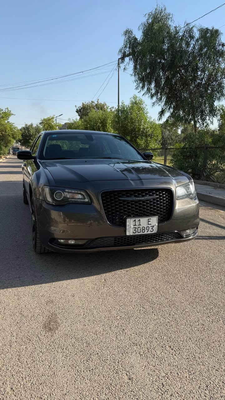 اوباما 300 موديل 2023 امريكي حادث دعاميه خلفيه فقط بدون ايرباكات ولا دواخل فقط دعاميه وبيها شخط بالباب بسيط جداً ماشيه 70 الف كيلو مواصفات عاديه استفسار *********** بغداد, العراق

