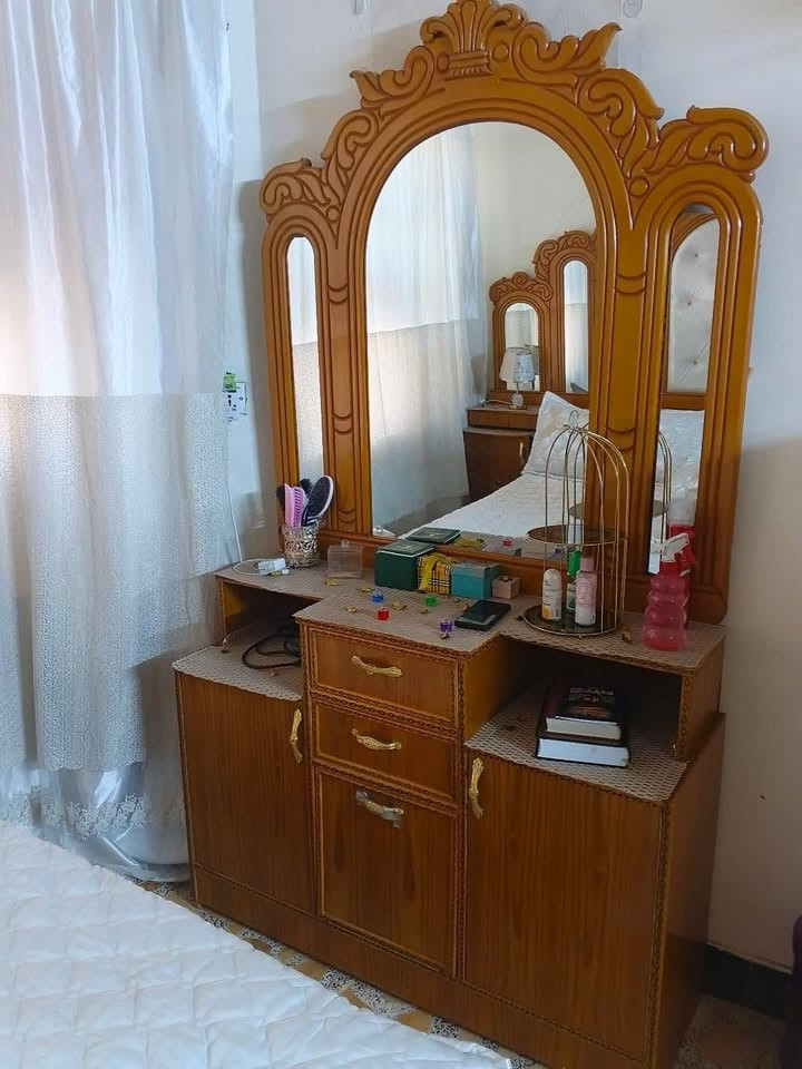 مكلف بالنشر وماعرف السعر
اتصل علي واتساب ويجاوبك

الغرفة مابيها اي ضرر بعدها جديدة ومكانها البلديات 

علي ***********
