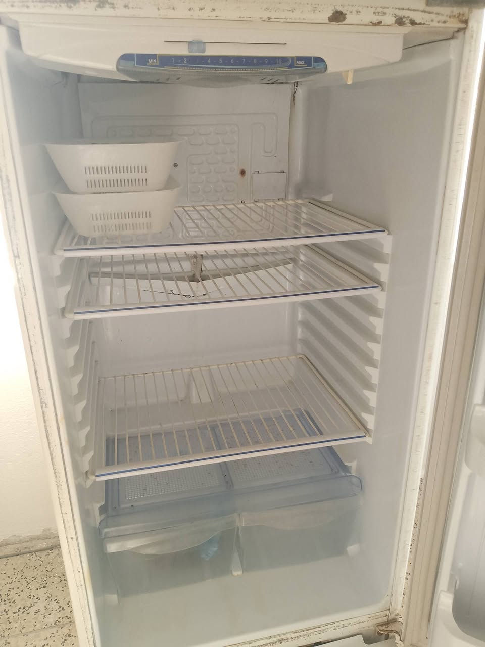 للبيع ثلاجه كبيرة حجم عائلي تبريد وتجميد فول ونظيفه مابيها اي عطل تواصل على الرقم ***********
