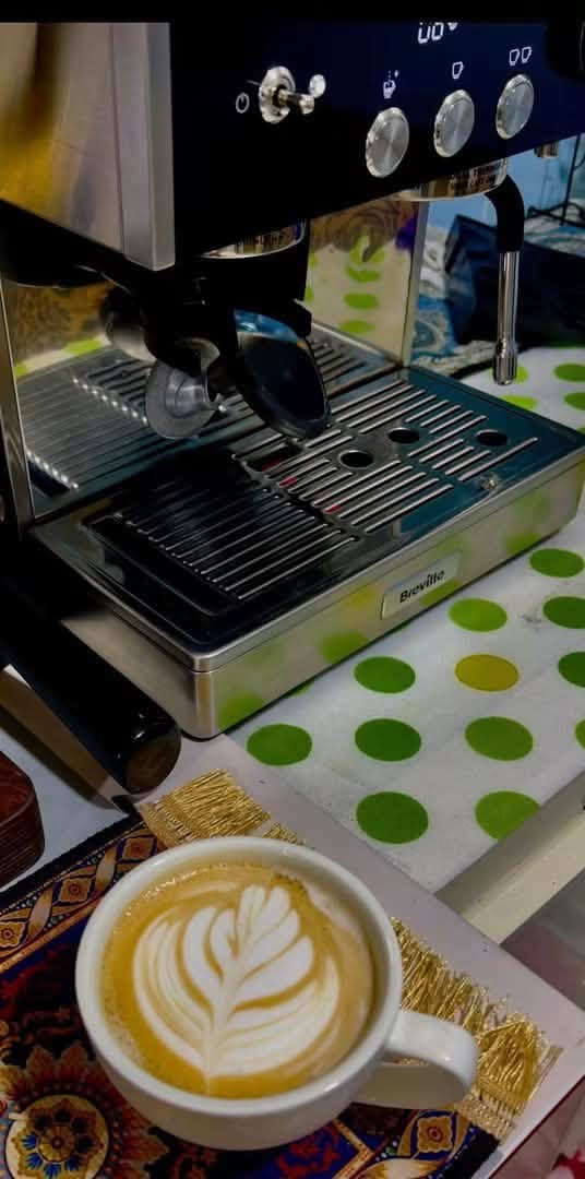 اخير قطعه بقت نضافه 99
جهاز **Breville Barista Signature (الموديل: VCF160)** يأتي بمواصفات تقنية متقدمة تمنحك تحكماً كاملاً وعالياً في تفاصيل الاستخلاص. إليك جدول المواصفات الدقيقة والشاملة لهذا الجهاز:
### المواصفات التقنية الأساسية
| الميزة | المواصفات الدقيقة |
|---|---|
| **نظام التسخين** | **Dual Thermoblock (كتلة حرارية مزدوجة):** يتيح لك استخلاص الإسبريسو وتبخير الحليب في نفس الوقت دون انتظار. |
| **مجموعة الاستخلاص (Group Head)** | **بحجم 58 ملم:** تصميم مستوحى من الماكينات التجارية لضمان توزيع حراري متساوٍ واستخلاص كامل ومثالي. |
| **المضخة (Pump)** | مضخة إيطالية بقوة **15 بار** لإنتاج كريمة غنية وقوام متناسق. |
| **التحكم الحراري** | نظام قابل للبرمجة لتعديل درجة حرارة ماء الاستخلاص بما يناسب نوع وحمصية البن. |
| **التحكم بالترطيب (Pre-infusion)** | إمكانية تعديل بروفايل الترطيب المسبق (Pre-infusion profile) للتحكم في رطوبة كعكة البن قبل الضغط الكامل. |
| **القدرة الكهربائية (Power)** | **2350 واط** (تسخين سريع جداً وكفاءة استقرار حراري عالية). |
| **سعة خزان الماء** | سعة ضخمة تصل إلى **2.8 لتر**، قابلة للإزالة أو التعبئة من الأعلى. |
### المطحنة المدمجة ونظام الجرعات
 * **التحكم بالجرعة (Intelligent Grind & Dosage):** نظام ذكي يعطي قراءة وملاحظات لضبط كمية القهوة المطحونة بدقة للسينجل والدبل شوت.
 * **درجات الطحن:** تحتوي على **30 درجة طحن** مختلفة لتعديل النعومة والخشونة بدقة.
 * **تقنية مضادة للكهرباء الساكنة (Anti-Static):** تمنع تطاير وتناثر رذاذ البن المطحون، مما يحافظ على نظافة مساحة العمل.
 * **سعة هوبر البن:** يتسع لـ **250 غرام** من حبوب البن كاملة.
### الواجهة والتحكم والميزات الإضافية
 * **شاشة LED مدمجة:** تعرض **مؤقت الاستخلاص (Extraction Timer)** بالوقت الحقيقي، وهو أمر أساسي لمراقبة وقت نزول الشوت وضبط الوصفة بدقة.
 * **عصا التبخير (Steam Wand):** تقنية *Cool Touch* (باردة عند اللمس لحمايتك من الحروق)، تنتج بخاراً جافاً ومثالياً لتحضير الفوم الناعم (Microfoam) المناسب جداً للرسم (Latte Art).
 * **موزع ماء حار مدمج:** مخصص لتطويل الشوت (تحضير الأمريكانو) أو لتسخين الأكواب.
 * **البرامج الذكية:**
   * شوت مفرد (Single Shot).
   * شوت مزدوج (Double Shot).
   * تحكم يدوي بالكامل (Manual Shot).
   * برنامج تنظيف تلقائي (Auto Clean Program) مع مؤشر للتنبيه عند الحاجة لإزالة الترسبات (Descaling).
### الأبعاد والوزن والهيكل
 * **مادة الصنع الخارجية:** ستانلس ستيل بالكامل (Stainless Steel) مع لمسات باللون الأسود.
 * **الأبعاد:** الارتفاع 41.5 سم × العرض 31 سم × العمق 33 سم.
 * **الوزن:** حوالي **11.2 كغم** (وزن ممتاز يمنح الماكينة ثباتاً كبيراً أثناء كبس القهوة وقفل البورتfilter).
### الملحقات القادمة في العلبة:
 1. بورتfilter مقاس 58 ملم.

ملاحضه النضافه 99 بلا كارتون السعر خاص
مع بورتا فلتر مكشوف 
مع عده كامله اصليه تباع مع الجهاز تامبر مفكك موزع رنك وقاعده 

***********
