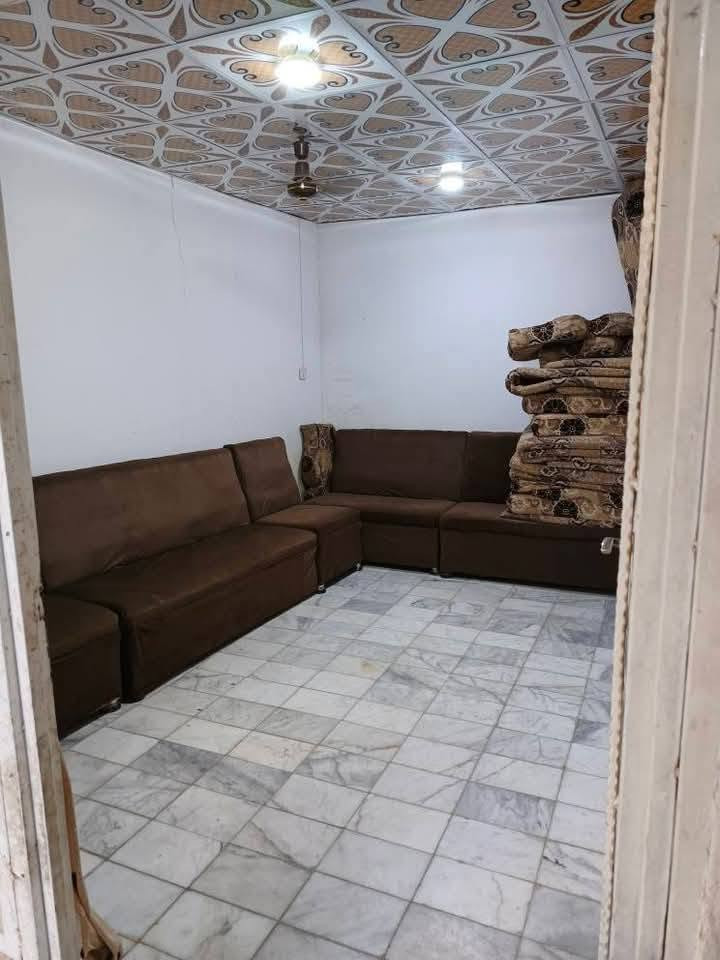 سلام عليكم بيت بلديه معامله كامله واصله للتقييم المساحة ١٣٠متر بي ٣غرف وصاله وستقبال وتخاريج ومطبخ غرفه سويت المكان النجف حي الشهداء خلف مركز الأحداث الرقم ***********
