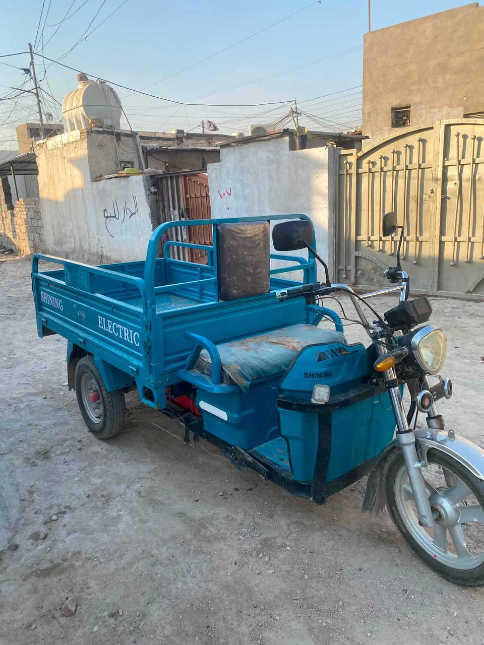 السلام عليكم ستوته شحن شاينغغ  جامببو و ما محور اوراقه موجوده موديل ٢٤. ست بطاريات ليثيوم. تارايك بيه ٧٠ تقفل.   شاحنه وأوراقه موجودات. رايده ب  مليون و٥٠٠ وبيها مجال. حك. جيه مكاني بغداد الدوره  رقمي. ***********
