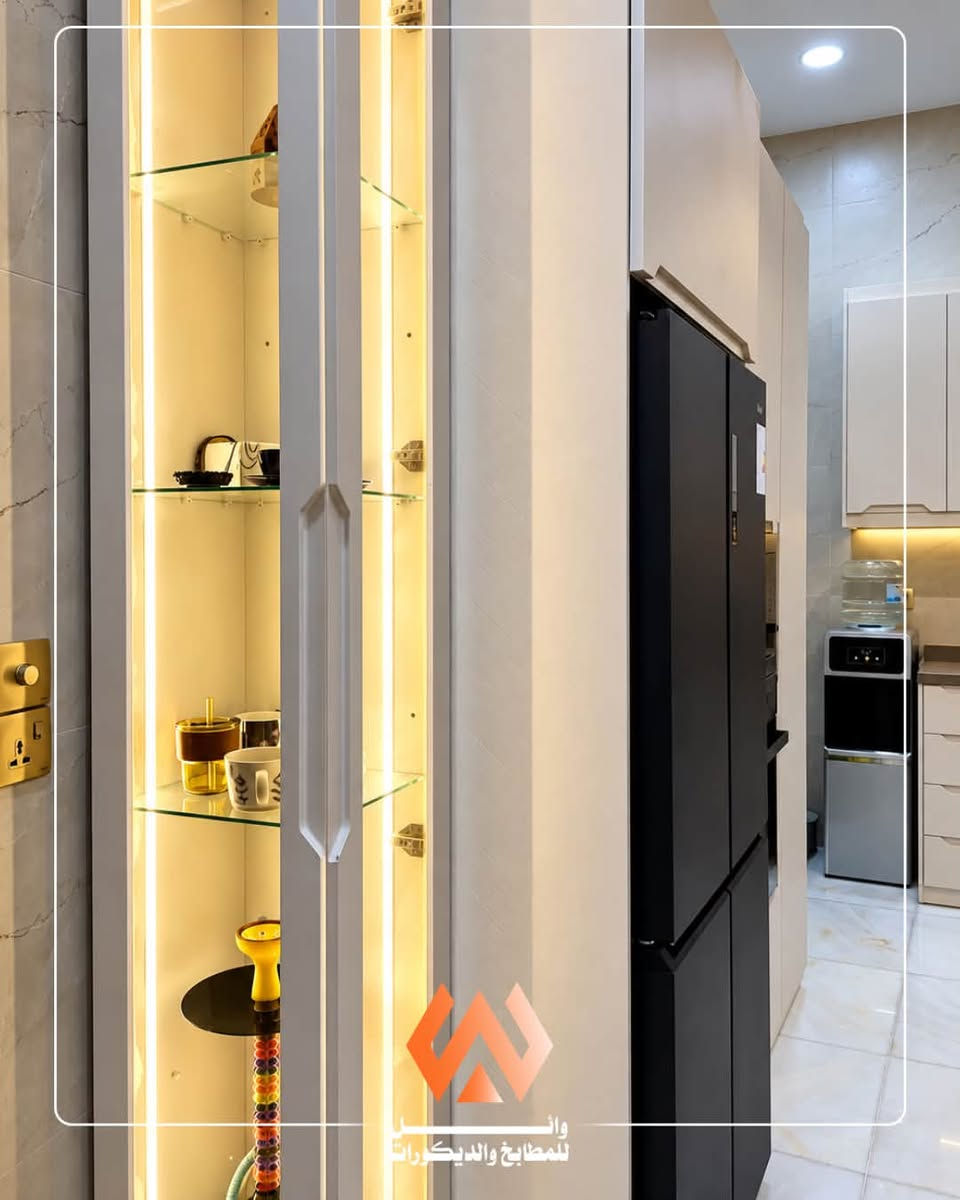 حين يلتقي جمال التصميم بدقة التنفيذ… يصبح المطبخ جزءًا من أناقة المنزل. ✨
مطبخ بتصميم عصري راقٍ، يجمع بين درجات الأوف وايت والبيج، مع تفاصيل خشبية وإضاءة دافئة ووحدات عرض أنيقة، إلى جانب توزيع عملي يحقق الاستفادة المثلى من المساحة.

وائل للمطابخ والديكورات
تصاميم مدروسة وتنفيذ يليق بتفاصيل منزلك.

📞 *********** | ***********
📍 الأنبار – الفلوجة، حي الجمهورية، قرب معمل إسفنج الفلوجة

#وائل_للمطابخ_والديكورات #مطابخ_الفلوجة #مطابخ_عصرية #تصميم_مطابخ #ديكورات_مطابخ #الفلوجة #مطابخ_العراق

نص مكتوب في الصور:
- للمطابخ والديكورات
- وائــــل للمطابخ والديكورات