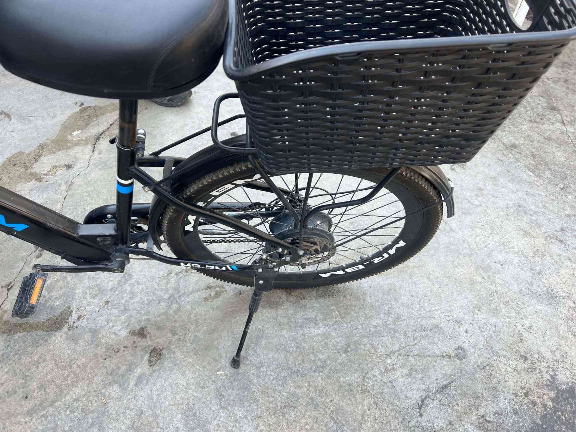 ئەم پاسکیلە شەحنەمان هەیە بۆفرۆشتن 
حجم 26
48ڤۆڵت
3کێڕە 
شوێن مۆبایلە 
سەلەی دواوپێش پێوەیە 
لایتە 
ئستۆپ دیسکە
شوێمان زەڕایەنە 
ژ،م ***********
