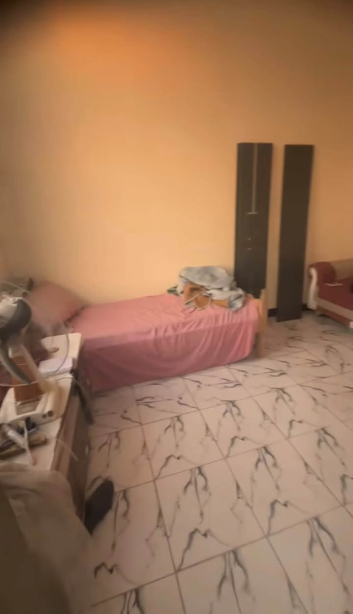 بيت في حي البساتين شارع ابو رحاب مدخل فرع انشائيه الباهر 
البيت فارغ 
معروض للبيع 
(و أيضآ للأيجار الى حين البيع)
المساحه 75 متر 
البيت ركن 
بناء نظيف 
خدمات كامله ماء و كهرباء و مجاري وقريب جدآ  عن التبليط
الملحقات…
غرفه نوم
استقبال 
صاله مفتوحه على المطبخ
خدمات مشتركه 
طارمه 
سعر البيع 40 و بي مجال
سعر الايجار 350 وبي مجال 
للتواصل وللاستفسار اتصل واتساب 
***********
