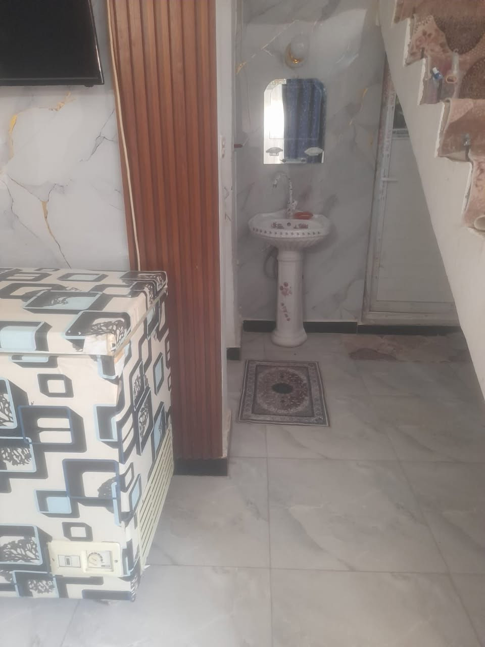 يوجد بيت لبيع مساحته 235م سند 25 زراعي باسمي نقص بي سياج خارجي واستقبال بس مصعديه ماكامله بناء طابوق كول صب عالي عن شارع بابل طهمازيه فرع مخبز لمصطفي للاستفسار ع هذا رقم ***********

