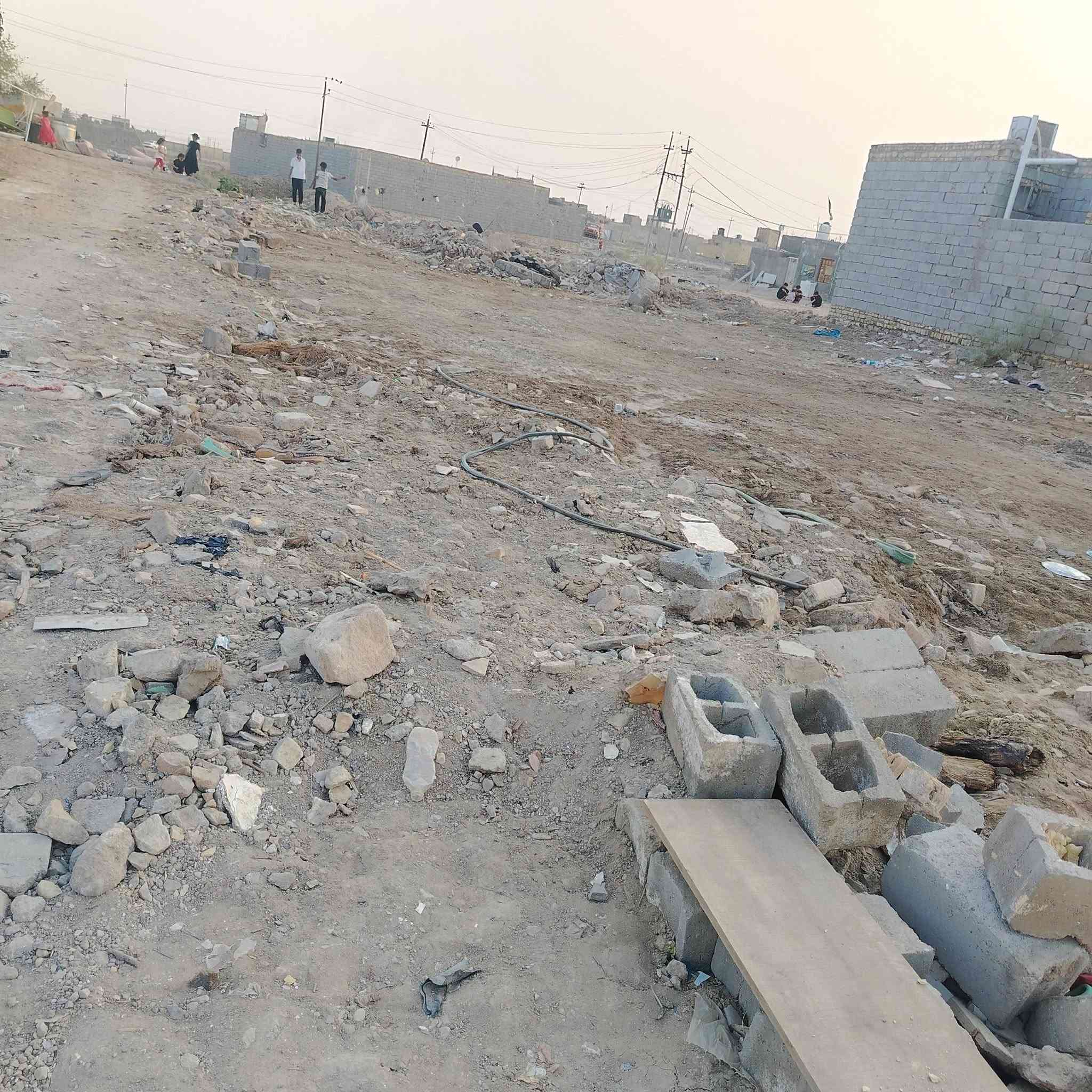 قطعه زراعي با العكر الشرقي خلف محطة مال القطار المصب الشرقي مساحه 300 السعر 16 وبيه مجال بصيط كل الخدمات متوفره 
***********
