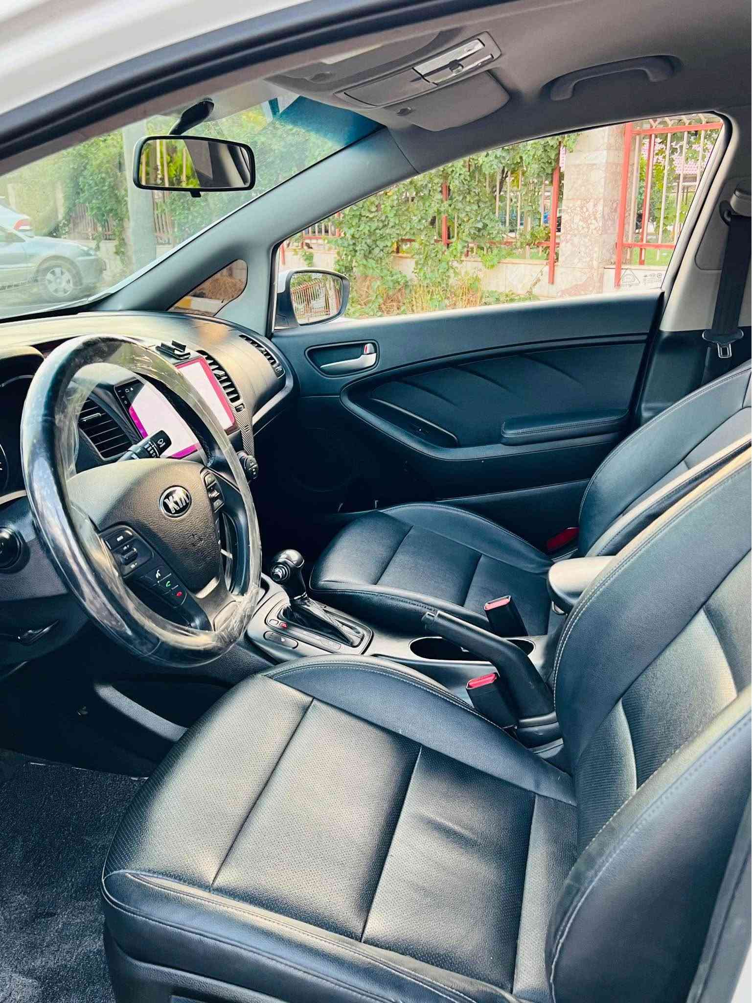 kia z5 
بسم للّٰةالرحمن الرحيم
كيا سيراتؤ ٢٠١٤
براوةى دوبةى شوين براوةكانى چاك كراوةتةوة
كؤدى بؤ كراوة بة ناوى خؤمانة
سپى سةدةف
eco    ocs شوين شاحن شوين فلةش
١٦٨ هةزار هةقيقى رؤيشتوة
كير مةكينة دةرو بةردى بةشةرت 
بةردى گزؤزى تيداية بةنزين هةر ناخوات
سوكان هيتةر سوكان فؤليؤم  شاشة ئايپات
كاميرة حاسة  كيچ ليزةرى  
ئاوينة ئيشارةت ئاوينة هيتةر دژة فول
كوشن جلد كوشن هيتةر
قفل مةركةزى
٢٠١٣ مانگى ١١ يانى ٢٠١٤
پاترى تازة  رؤنى گير و مةكينةى تازة گؤردراوة
تايةكانى باشن
ليد حةدةسة 
سةقف كةڤةر بةشةرت  كير مةكينة بةشةرت ١٠٠ فيتةر
دةعم ليدران بةشةرت   
كامل كامل مةسرةف كراوة بةس ليى خورةو دوعاى خيرمان بؤ بكة سةيارةكة هي مالةنة هي مةحرز نية بةدلى خؤم مةسرةفم كردوة 
هةموو شتم نوسيوة  ية ٢٥٠ مةسرةفى هةبوو 
٥ كةلا برا 
لة مالةكة بيمنةتم 
***********وةتس ئاپى لةسةرة
***********ڤايبةرى لةسةرة رانية, السليمانية
