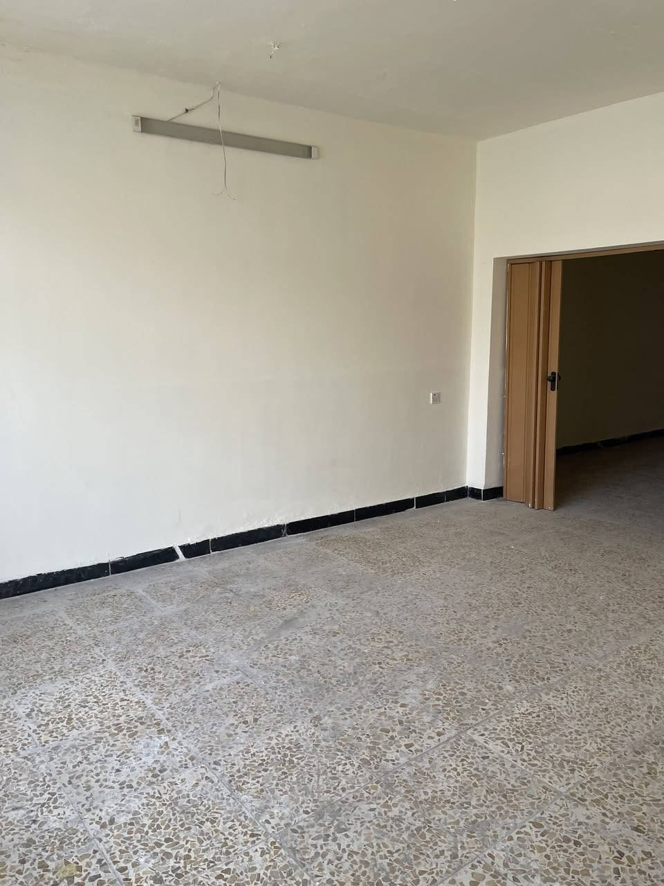 السلام عليكم 

بيت للايجأر قرب حسينية الكفيل 150 متر

تلاثة نوم وصالة معزولة مطبخ حار بارد البيت فيه مدخلين 

السعر 750 الف دينار عراقي وبي مجال

 

للأستفسار:

 ابو امير ***********

محمد الاسدي ***********
