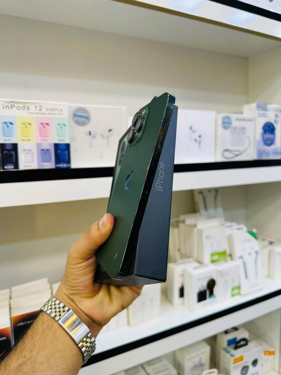 السلام عليكم 🫡
للبيع iPhone 13 pro max 
ذاكرا ٢٥٦ 
بطاريه 82% بلاد 
نموذج M 
نضافه 90% لون زيتوني 
الجهاز كفله وتر بروف لا مفتوح ولا مصلح وكله شغال مابيه اي خلل فقط الظهر بيه فطر ناعم مثل مموضح ب الصور الباقي كفاله الجهاز السعر قفل ٦٣٠ الف مكاني بغداد مدينه الصدر رقمي ***********
