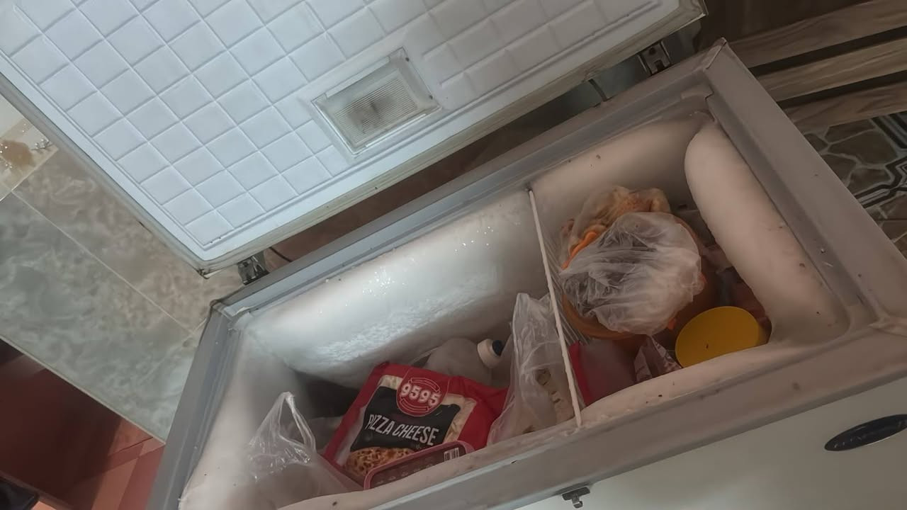 مجمدة للبيع نوع كونكورت نظيف شرط الشغال ثلج بس اوتوماتيك عاطل يشتغل بجهاز توقيت قياس واجهة 100 سم عمق 60 سم سعر 175 الي يريد يخابر على رقم ***********
