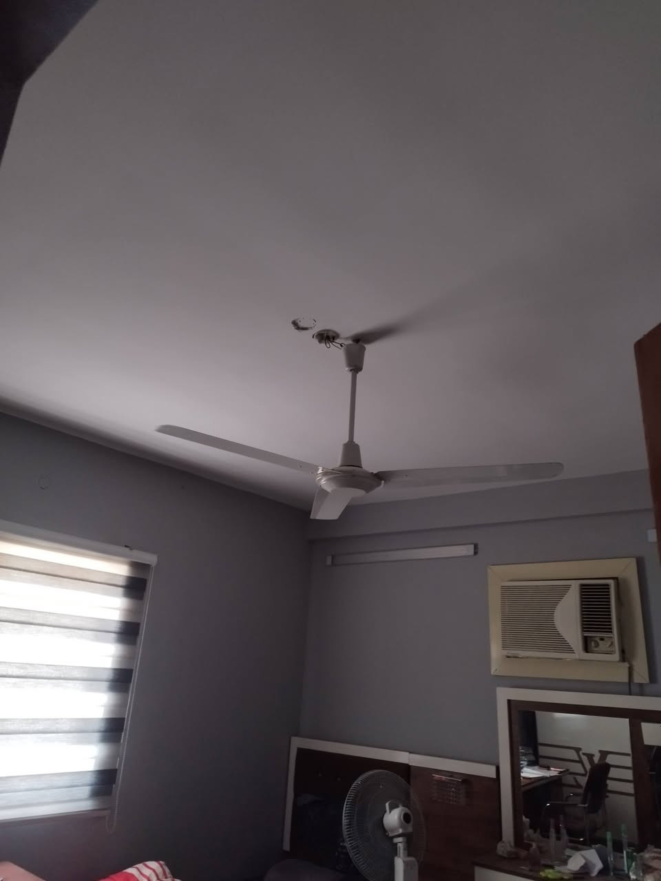 شقه للبيع عمارات سكنيه مدينة الصدر مدفوعه الثمن مقابل المحكمه  طابق وسط اول بلشقق الخضر مساحه ١٥٠ تقريبا ثلاث غرف نوم وصاله كبيره ومطبخ وحمام  وصحيات عدد ٢  استفسار ***********
