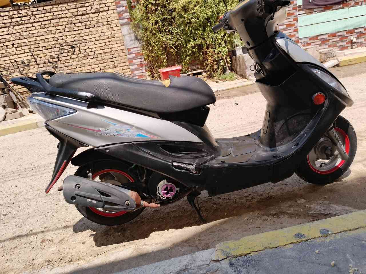 دراجه جي فور للبيع
زوج تواير جدد صارلي يومين من شديت 
لايت زنون اصلي 
اشاير يمنه يسره 
رباعي 
بك لايك 
عداد بكامل يشتغل 
مكينه مفتوحه مره وحده 
مكاني ناصريه ناحيه الفظليه 
رقمي *********** فقط واتساب 
موجد على الفيس 
سعر ٢٧٥ و بيها مجال
