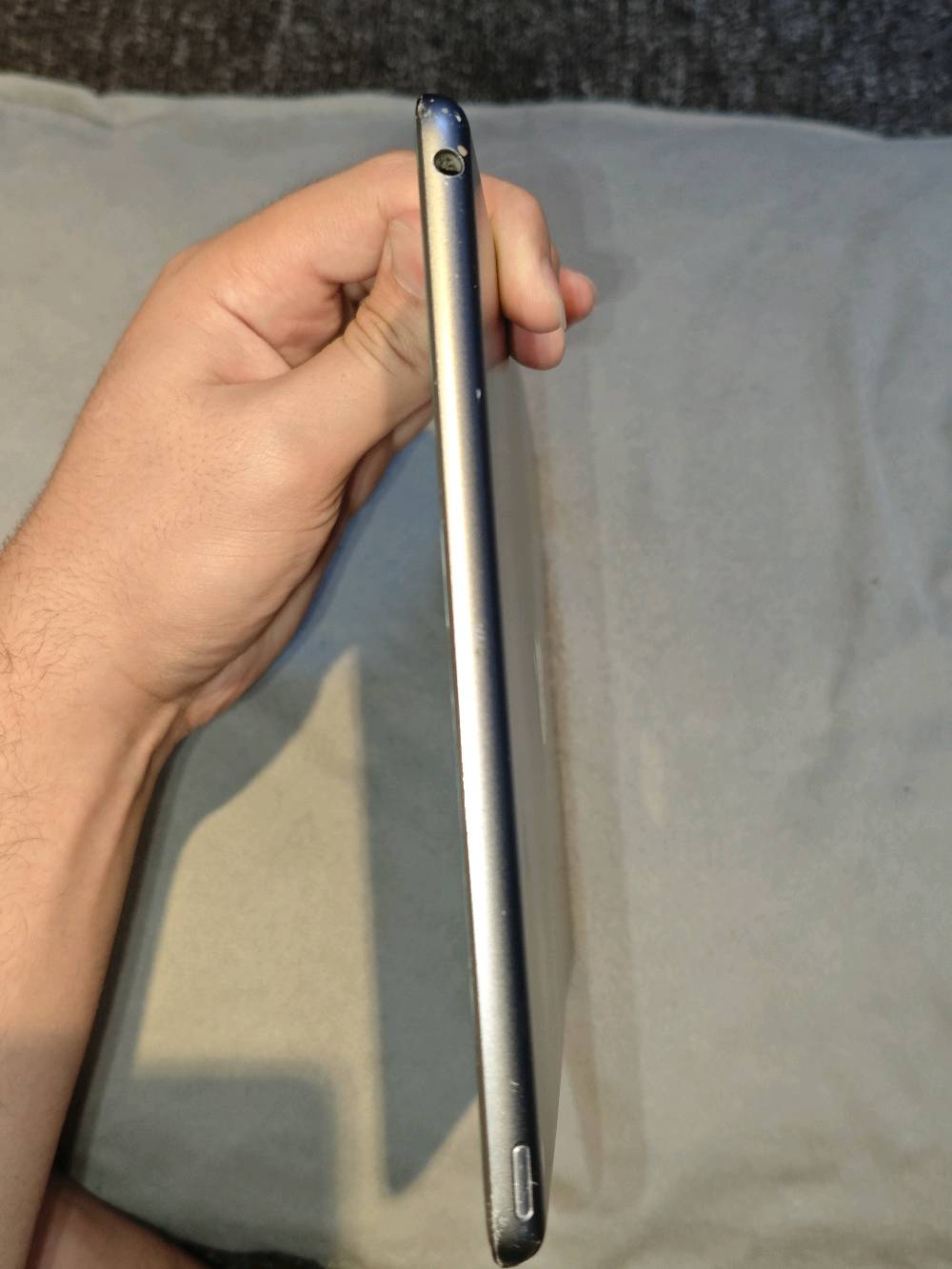 للبيع: iPad الجيل الثامن (2020) - 32GB (Wi-Fi)

الموديل: iPad الجيل الثامن (8th Generation) - النسخة الأمريكية

الأداء والبصمة: الشاشة الداخلية (LCD)، اللمس، الكاميرات، ** وبصمة الإصبع (Touch ID)** شغالين تمام وبدون مشاكل.

الدعم: يدعم قلم Apple Pencil (الجيل الأول) والكي بورد الذكي.

النظام: يعمل بنظام iPadOS 18.3.1.

سنة الإنتاج: ديسمبر 2020 (العمر الفعلي: 5 سنوات و8 أشهر).

الشاشة: 10.2 بوصة.

السعة الكلية: 32 جيجابايت.

ملاحظات:
الشاشة: مكسورة وتحتاج استبدال زجاج/شاشة.
البطارية: مستهلكة وتفرغ بسرعة، بحاجة لتغيير.
الهيكل: انحناءة بسيطة (نحة) بالهيكل مع انفصال لاصق الشاشة الجانبي.
الصوت: خفيف ويحتاج تنظيف لفتحات السماعات السفليّة من الأتربة.
وين مكانك بالضبط؟ بأي مدينة/منطقة حتى المشتري يعرف شلون يوصلك؟: 
مدينة الصدر قطاع 43 
نتفق عل بكان قريب
هل تريد البيع مع شاحن/كابل أو أي ملحقات ثانية لو بس الجهاز وحده؟: 
لا
السعر النهائي شكد؟ وهل قابل للتفاوض لو ثابت؟: 
100قفل
هل أكو أي قطعة متبدلة أو تصليح سابق غير الشاشة والبطارية؟: 
لا
تقبل فحص وتجربة قبل الشراء لو تريد التسليم فقط بمكان محدد؟: 
فحص قبل شراء بس مو يختلف عليه كتبت كل شي شبي عطلات 
