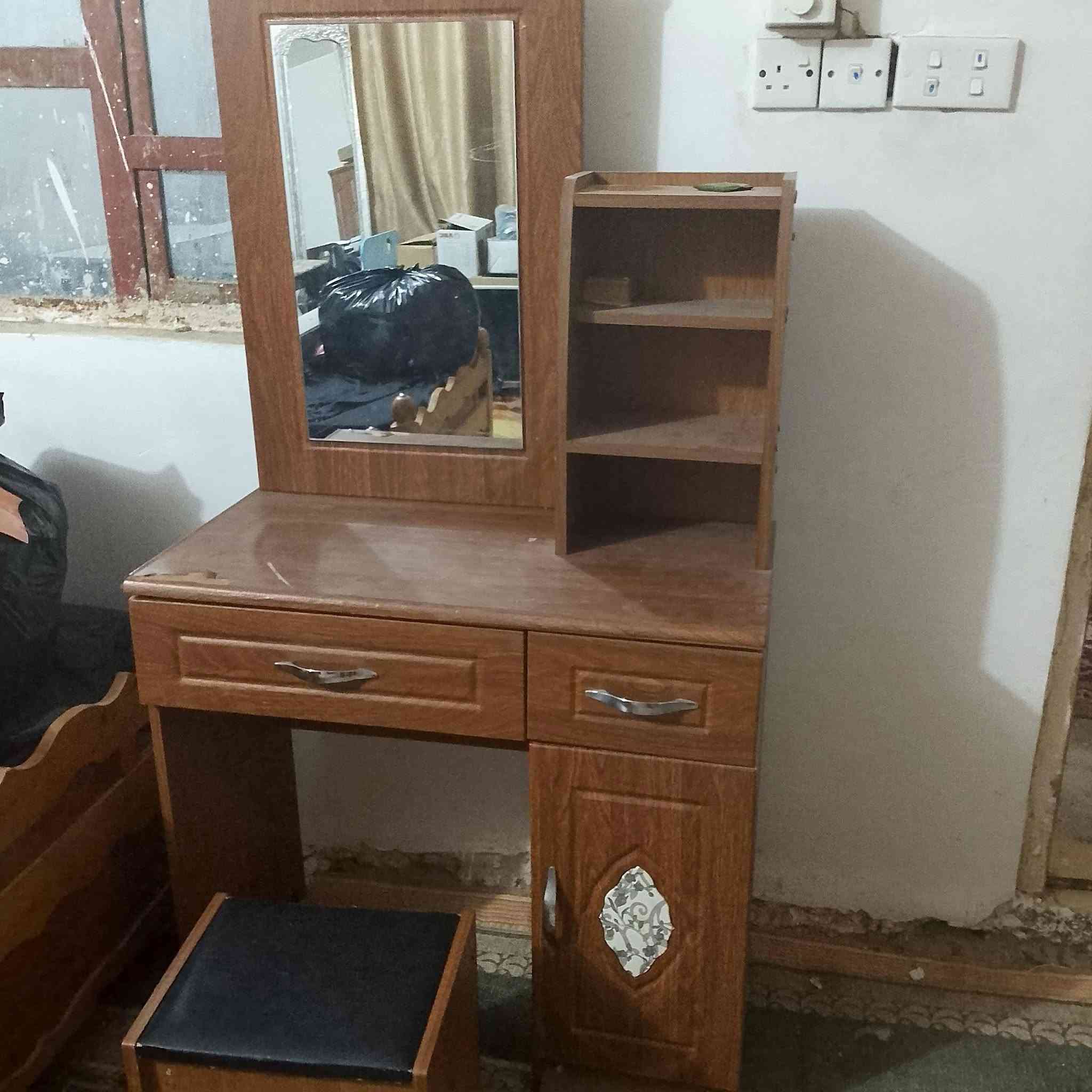 يوجد مجموعه معروضه للبيع باسعار مناسبه 
الكنتور 3باب مع الملحق ميز التواليت 75
ميز الدراسه 20
ميز مكواه 10
السبوره حجم كبير 30
الرقم ***********
العنوان بغداد منطقه الشعب نهايه شارع الصحه
