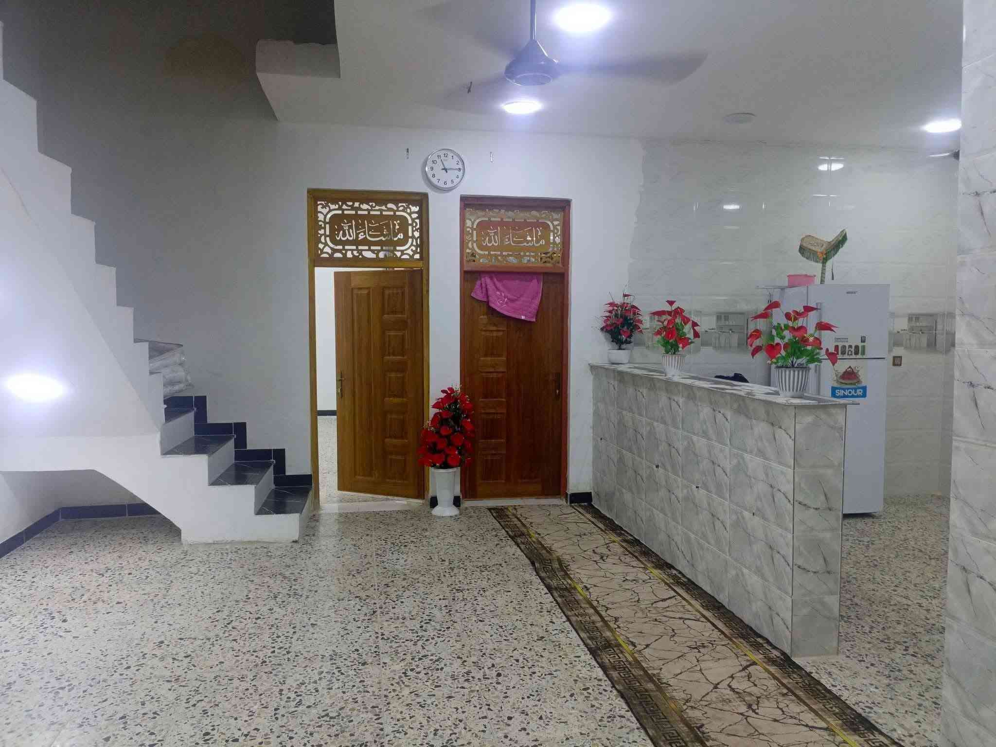 سلام عليكم
بيت الايجار مع الاثاث
المساحة 600
يحتوي على 5 سبالت
منضومة كامرات 
 غرف نوم عدد7
 صالة عدد 3
مطبخ عدد 2
استقبال
حمامات عدد 5
العنوان حي السفير غرب كراج الشماعية
الرقم ***********

نص مكتوب في الصور:
- INFINIX HOT 9 PLAY AI CAMERA