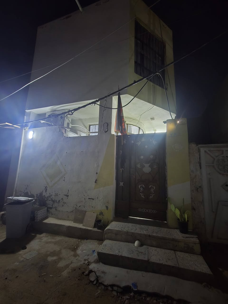 بيت لبيع بشارع المطار القديم المساحه ٦٠متر طابقين كونكريت مسلح الطابق الاول والثاني عكاده بناء بلوك  يحتوي على غرفه وصاله صغيره ومطبخ وستقبال ومكشوفه وصحيات السعر ١٧ وبي مجال قليل للستفسار ***********

