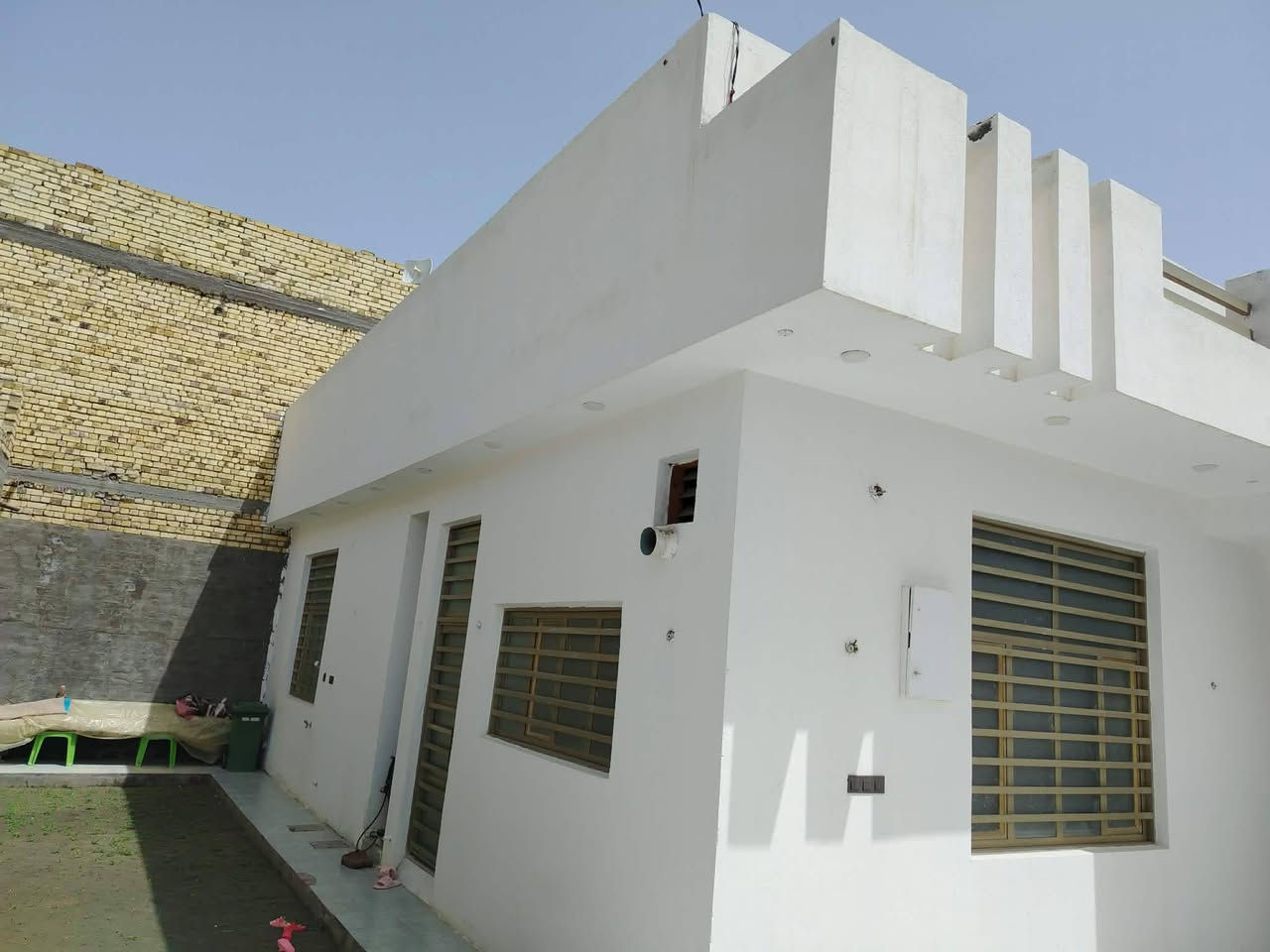 بناء جديد اقل السنة بيع مستعجل بسبب الضروف 
@الجميع السعر 150

نص مكتوب في الصور:
- بيت للبيع المساحه الكليه 300 م مساحه البناء تقريبا 190 م الواجهه 20 م النزال 15 م عرض الشارع الفرعي 7 م الشارع التبليط 14 م ثاني بيت على الشارع التبليط يتكون البيت من مدخل 2.5 م × 1.5 م استقبال 6.5 م × 4 م صاله كبيره على شكل حرف T تقريبا 9 م × 4 م عدد الغرف 2 وحده نظام الأبواب خشب تركي درجه اولى سويت 4.5 م × 4.5 م حمام داخلي وخارجي حديقه جانبيه 10 م × 4 م السطح شتايكر أربيل السقف كونكريت مسلح نظام كامرات مراقبه نظام الكهرباء والماء والمرازيب والنت كلها دفن ارضيه سيراميك درجه اولى