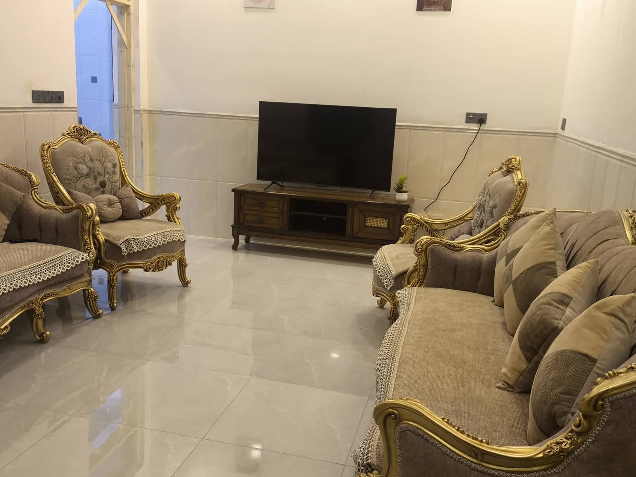 بيت للبيع الخطيب الزراعي شارع خولة المساحة 100متر. رقم الهاتف ***********
