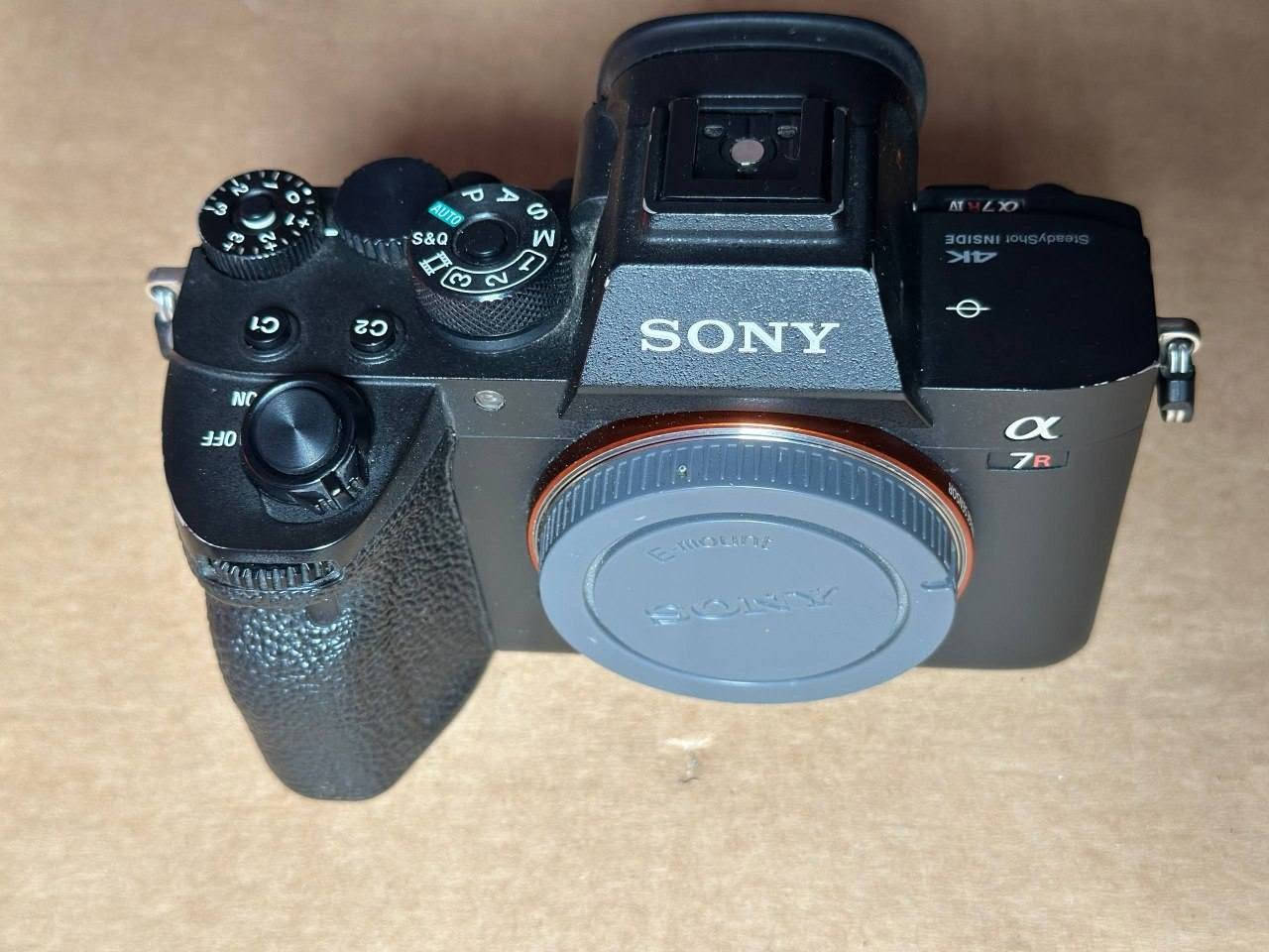 سلام عليكم
للبيع كاميرا Sony Alpha 7R IV بحالة النظافة التامة (أخت الجديدة).
 * المواصفات الأساسية: دقة خيالية 61 ميجابكسل لتفاصيل فائقة الدقة، معالجة صور احترافية، وأداء استثنائي في التصوير الفوتوغرافي والإنتاج الفني.
الفيديو: تصور بجودة مذهلة تصل إلى 4K الحقيقية فائقة الوضوح (Ultra HD).
​الصور: دقة فوتوغرافية جبارة تصل إلى 61 ميجابكسل لتفاصيل فائقة الحِدة تظهر حتى أصغر الدقائق.
 * الملحقات المتضمنة: رام، حزام، قبق الحماية، بطارية أصلية، وكيبل الشحن الأصلي.
 * السعر: مليونين (2,000,000) دينار قفل نهائي.
الكاميرا نظيفة جداً وخالية من أي عيوب.
(توصيل الى جميع المحافظات) 
للإرسال أو الاستفسار، يرجى التواصل
 خاص. او ***********
