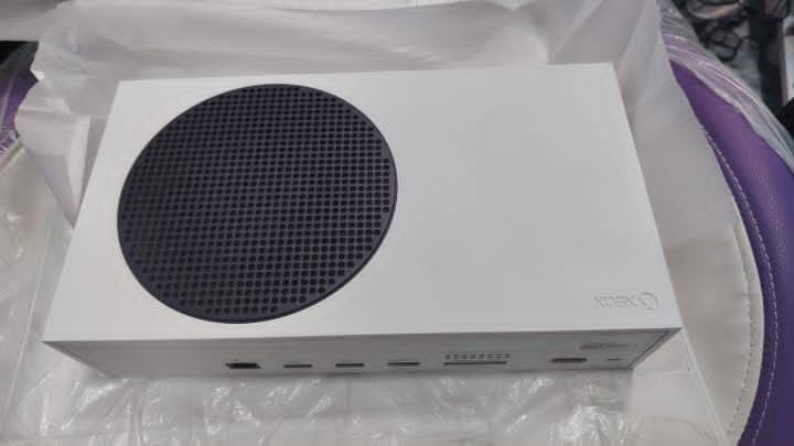 ​🔥 عرض خاص ومميز - إكس بوكس سيريس إس (Xbox Series S) 🔥
الأجهزة وارد الخارج (كصت من الخارج)، بحالة النظافة العالية جداً وقليلة الاستخدام ومستعملة لفترة قريبة ومحدودة.  
​🔹 تفاصيل الجهاز:
​الحالة: نظيف جداً وكأنه جديد.  
​الملحقات: يأتي مع ستيكر أنيق واشتراك قيم باس (Game Pass) جاهز.  
​السعر: 370 (سعر جملة مناسب جداً).  
​📍 ملاحظة هامة:
التواصل حصراً للجادين لطلب التفاصيل أو الاستفسار. يرجى إخبار صاحب المحل أو المسؤول عند التواصل بأنكم جئتم عن طريق (طرفنا) لغرض المتابعة.  
​📞 للتواصل والاستفسار:
***********
